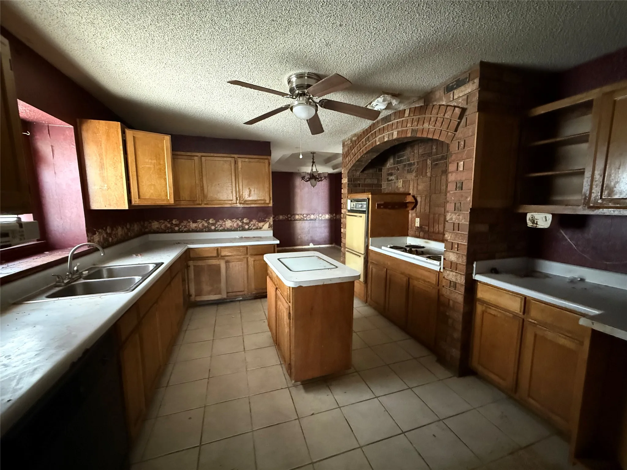 Single Family Residence For Sale in Tarrant County , 6313 Overlake Drive, Fort Worth, Texas 76135, 4 Bedroom, 2 Bathroom, Garage spaces, 1,798 Sqft, built in 1986, mls#21373615, Real Estate Agent in Fort Worth, Homes For Sale in Tarrant county, Homes For Sale in Fort Worth, Realtor in Fort Worth Texas, Real Estate Brokerage Independent Realty Texas, Luminita Cordes Realtor