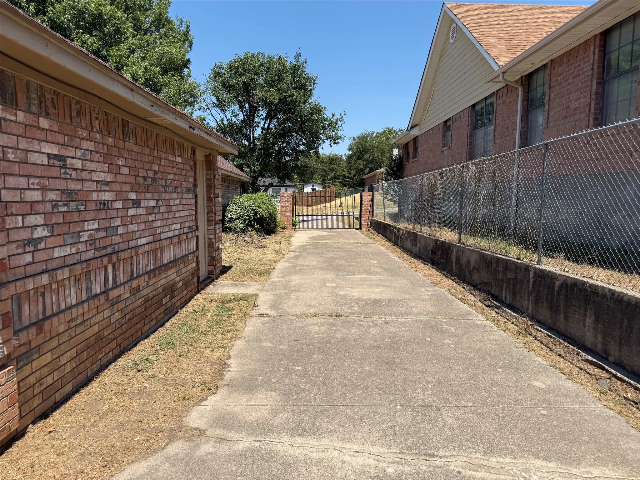 Single Family Residence For Sale in Tarrant County , 6313 Overlake Drive, Fort Worth, Texas 76135, 4 Bedroom, 2 Bathroom, Garage spaces, 1,798 Sqft, built in 1986, mls#21373615, Real Estate Agent in Fort Worth, Homes For Sale in Tarrant county, Homes For Sale in Fort Worth, Realtor in Fort Worth Texas, Real Estate Brokerage Independent Realty Texas, Luminita Cordes Realtor