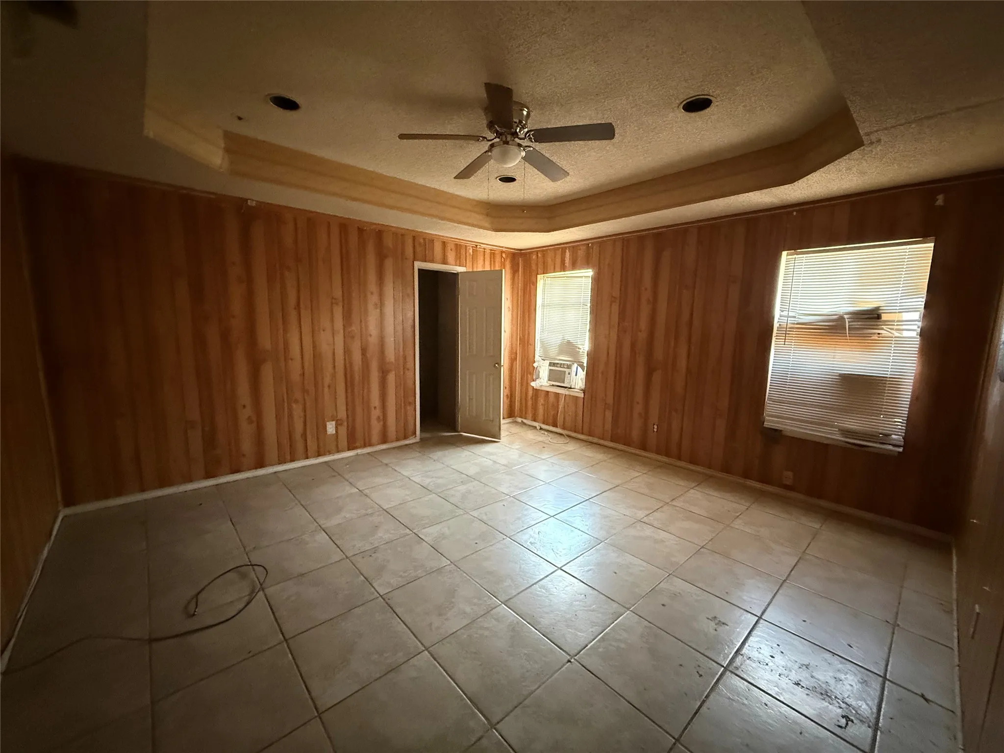 Single Family Residence For Sale in Tarrant County , 6313 Overlake Drive, Fort Worth, Texas 76135, 4 Bedroom, 2 Bathroom, Garage spaces, 1,798 Sqft, built in 1986, mls#21373615, Real Estate Agent in Fort Worth, Homes For Sale in Tarrant county, Homes For Sale in Fort Worth, Realtor in Fort Worth Texas, Real Estate Brokerage Independent Realty Texas, Luminita Cordes Realtor