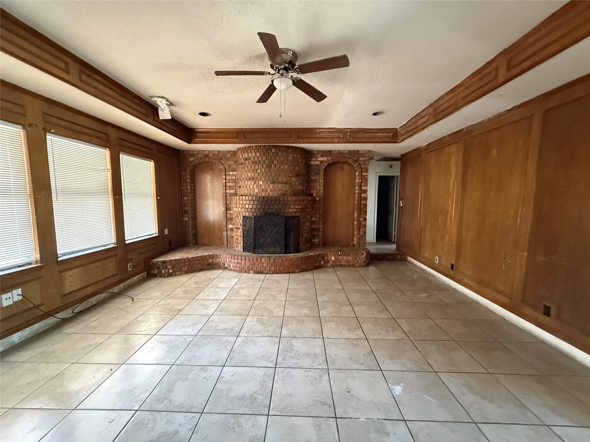 Single Family Residence For Sale in Tarrant County , 6313 Overlake Drive, Fort Worth, Texas 76135, 4 Bedroom, 2 Bathroom, Garage spaces, 1,798 Sqft, built in 1986, mls#21373615, Real Estate Agent in Fort Worth, Homes For Sale in Tarrant county, Homes For Sale in Fort Worth, Realtor in Fort Worth Texas, Real Estate Brokerage Independent Realty Texas, Luminita Cordes Realtor