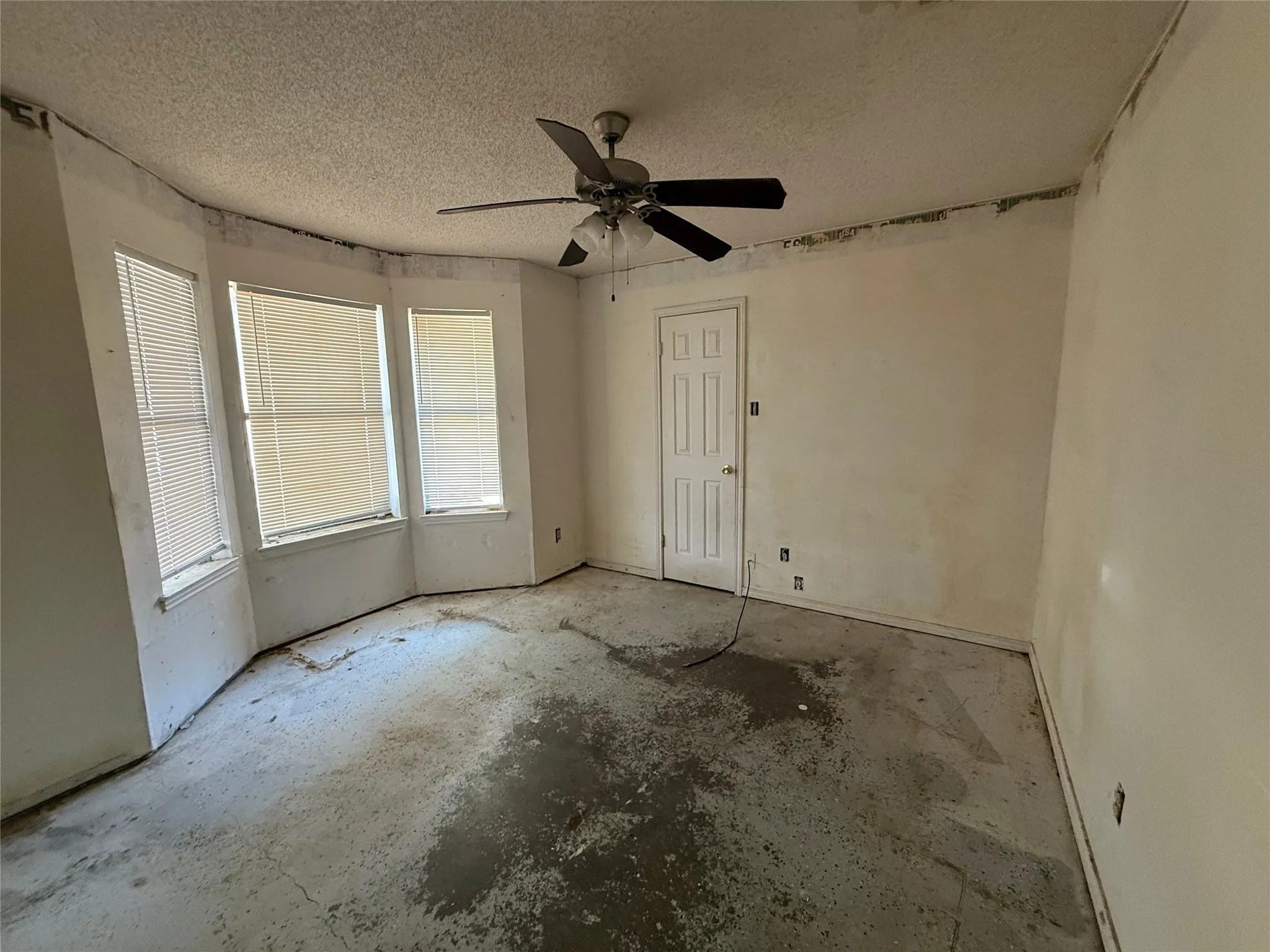 Single Family Residence For Sale in Tarrant County , 6313 Overlake Drive, Fort Worth, Texas 76135, 4 Bedroom, 2 Bathroom, Garage spaces, 1,798 Sqft, built in 1986, mls#21373615, Real Estate Agent in Fort Worth, Homes For Sale in Tarrant county, Homes For Sale in Fort Worth, Realtor in Fort Worth Texas, Real Estate Brokerage Independent Realty Texas, Luminita Cordes Realtor