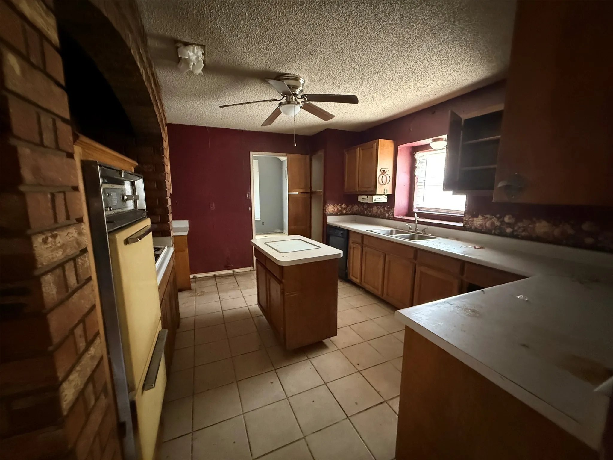 Single Family Residence For Sale in Tarrant County , 6313 Overlake Drive, Fort Worth, Texas 76135, 4 Bedroom, 2 Bathroom, Garage spaces, 1,798 Sqft, built in 1986, mls#21373615, Real Estate Agent in Fort Worth, Homes For Sale in Tarrant county, Homes For Sale in Fort Worth, Realtor in Fort Worth Texas, Real Estate Brokerage Independent Realty Texas, Luminita Cordes Realtor