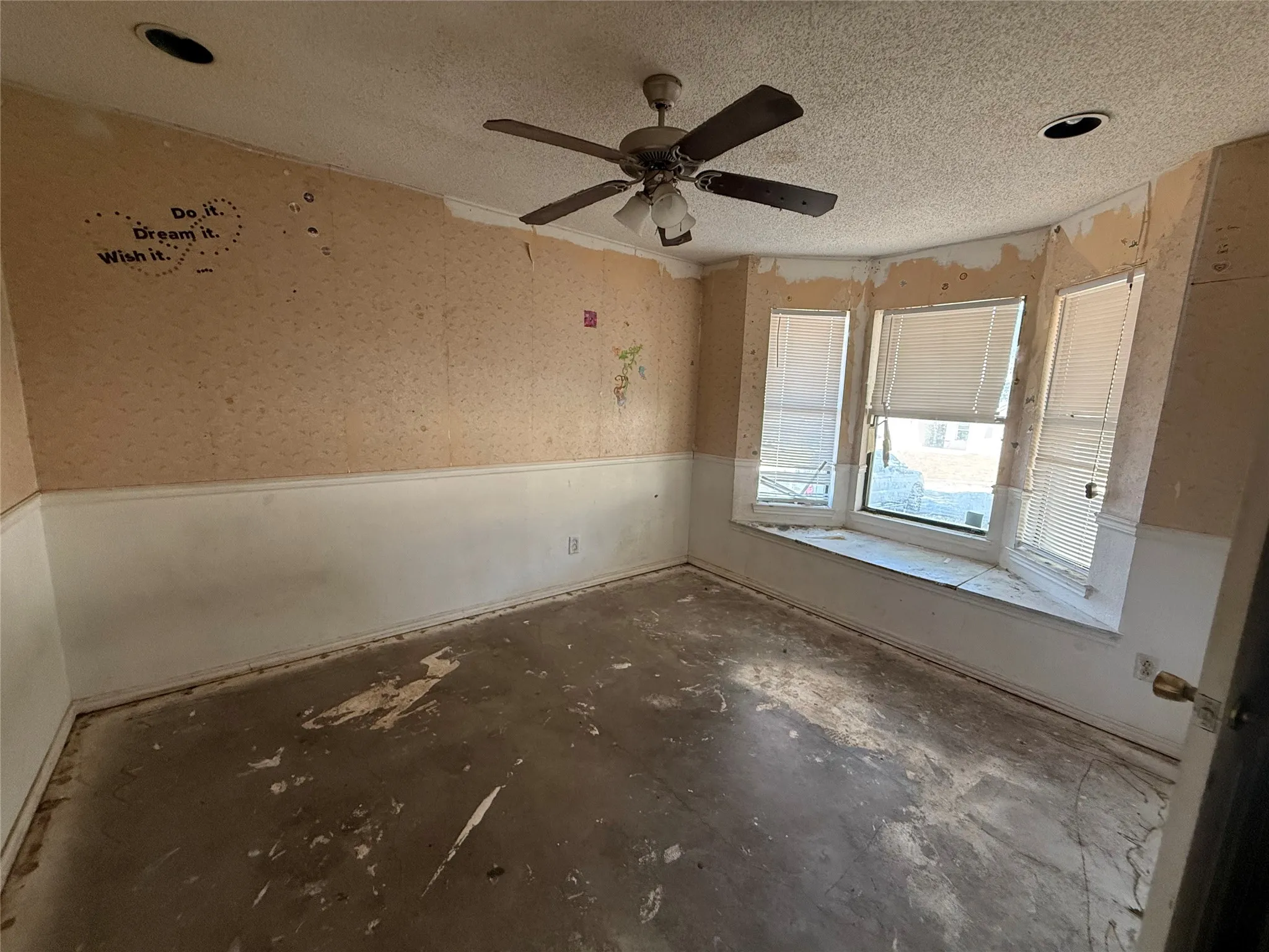 Single Family Residence For Sale in Tarrant County , 6313 Overlake Drive, Fort Worth, Texas 76135, 4 Bedroom, 2 Bathroom, Garage spaces, 1,798 Sqft, built in 1986, mls#21373615, Real Estate Agent in Fort Worth, Homes For Sale in Tarrant county, Homes For Sale in Fort Worth, Realtor in Fort Worth Texas, Real Estate Brokerage Independent Realty Texas, Luminita Cordes Realtor