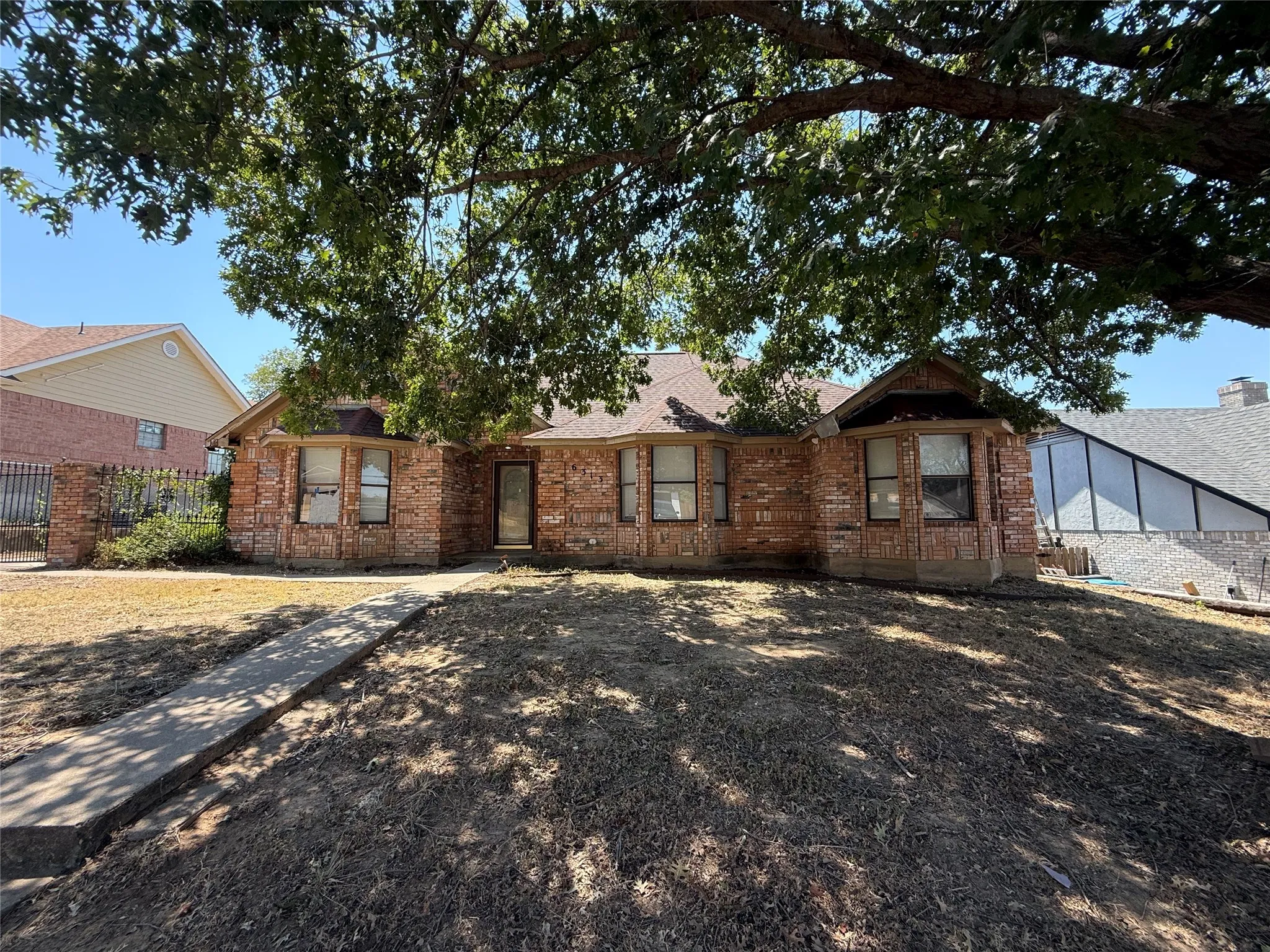 Single Family Residence For Sale in Tarrant County , 6313 Overlake Drive, Fort Worth, Texas 76135, 4 Bedroom, 2 Bathroom, Garage spaces, 1,798 Sqft, built in 1986, mls#21373615, Real Estate Agent in Fort Worth, Homes For Sale in Tarrant county, Homes For Sale in Fort Worth, Realtor in Fort Worth Texas, Real Estate Brokerage Independent Realty Texas, Luminita Cordes Realtor