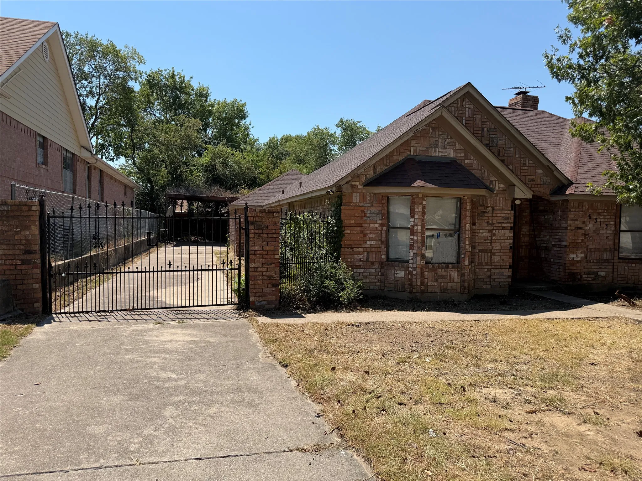 Single Family Residence For Sale in Tarrant County , 6313 Overlake Drive, Fort Worth, Texas 76135, 4 Bedroom, 2 Bathroom, Garage spaces, 1,798 Sqft, built in 1986, mls#21373615, Real Estate Agent in Fort Worth, Homes For Sale in Tarrant county, Homes For Sale in Fort Worth, Realtor in Fort Worth Texas, Real Estate Brokerage Independent Realty Texas, Luminita Cordes Realtor