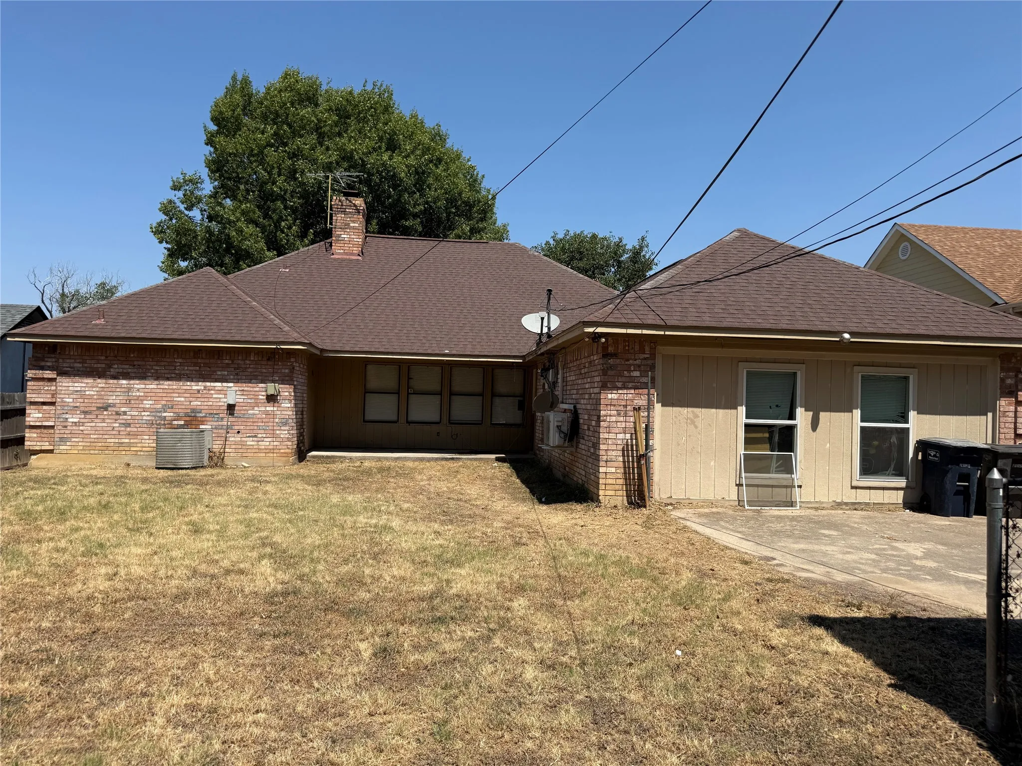Single Family Residence For Sale in Tarrant County , 6313 Overlake Drive, Fort Worth, Texas 76135, 4 Bedroom, 2 Bathroom, Garage spaces, 1,798 Sqft, built in 1986, mls#21373615, Real Estate Agent in Fort Worth, Homes For Sale in Tarrant county, Homes For Sale in Fort Worth, Realtor in Fort Worth Texas, Real Estate Brokerage Independent Realty Texas, Luminita Cordes Realtor