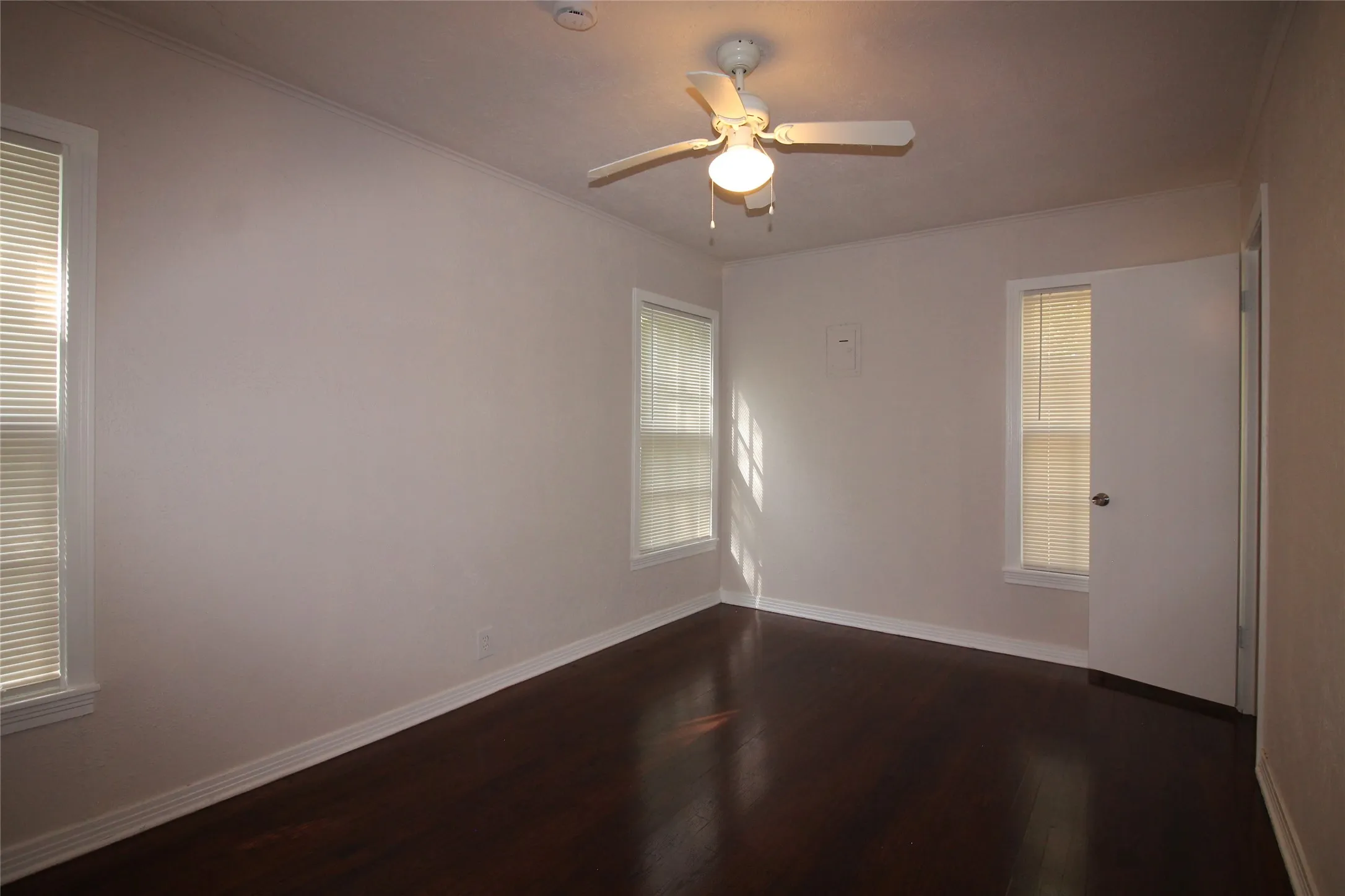 Single Family Residence For Rent in Tarrant County , 5020 Cedar Hill Road, Fort Worth, Texas 76116, 2 Bedroom, 1 Bathroom, 1 Garage spaces, 900 Sqft, built in 1951, mls#21375615, Real Estate Agent in Fort Worth, Homes For Rent in Tarrant county, Homes For Rent in Fort Worth, Realtor in Fort Worth Texas, Real Estate Brokerage Independent Realty Texas, Luminita Cordes Realtor