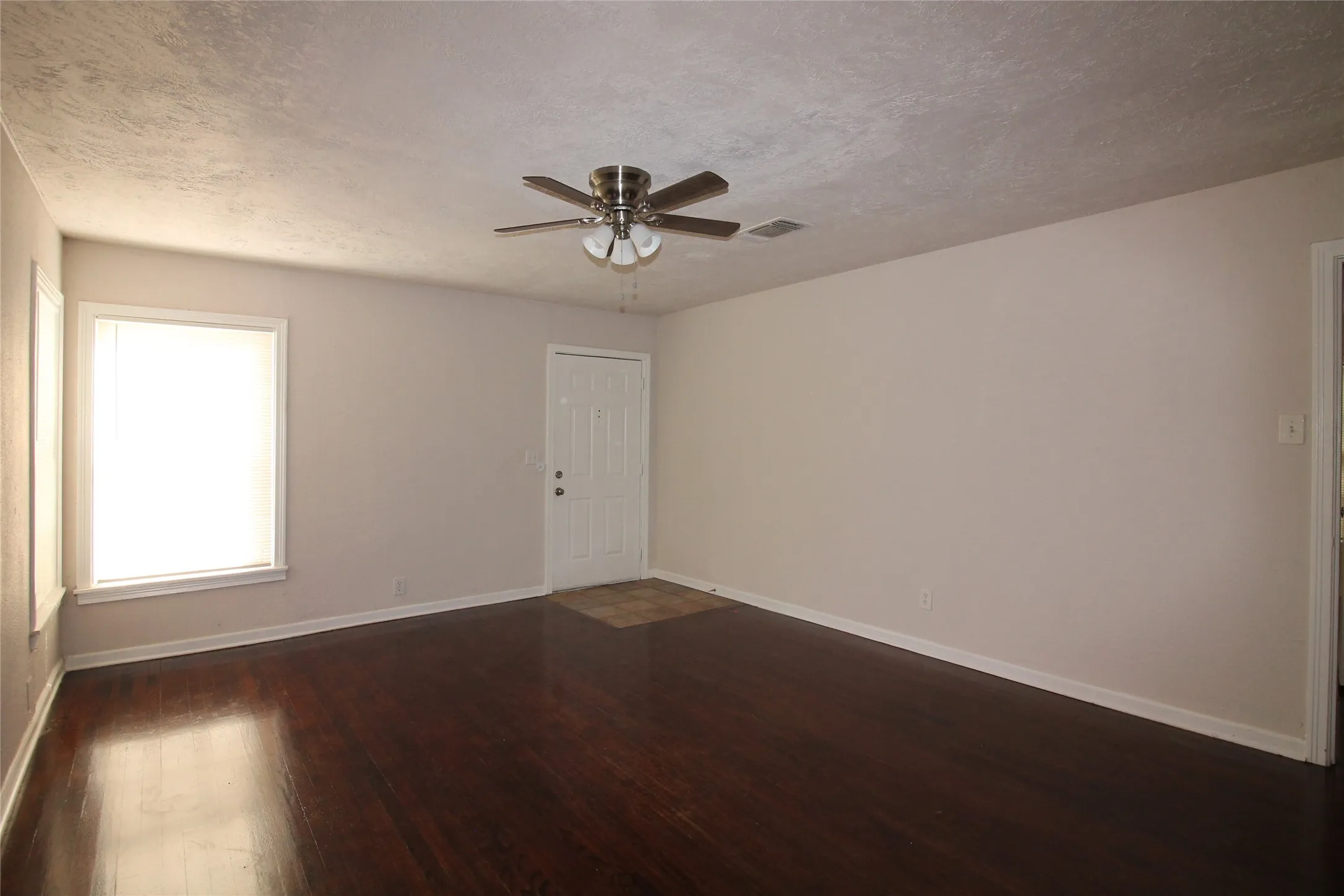 Single Family Residence For Rent in Tarrant County , 5020 Cedar Hill Road, Fort Worth, Texas 76116, 2 Bedroom, 1 Bathroom, 1 Garage spaces, 900 Sqft, built in 1951, mls#21375615, Real Estate Agent in Fort Worth, Homes For Rent in Tarrant county, Homes For Rent in Fort Worth, Realtor in Fort Worth Texas, Real Estate Brokerage Independent Realty Texas, Luminita Cordes Realtor