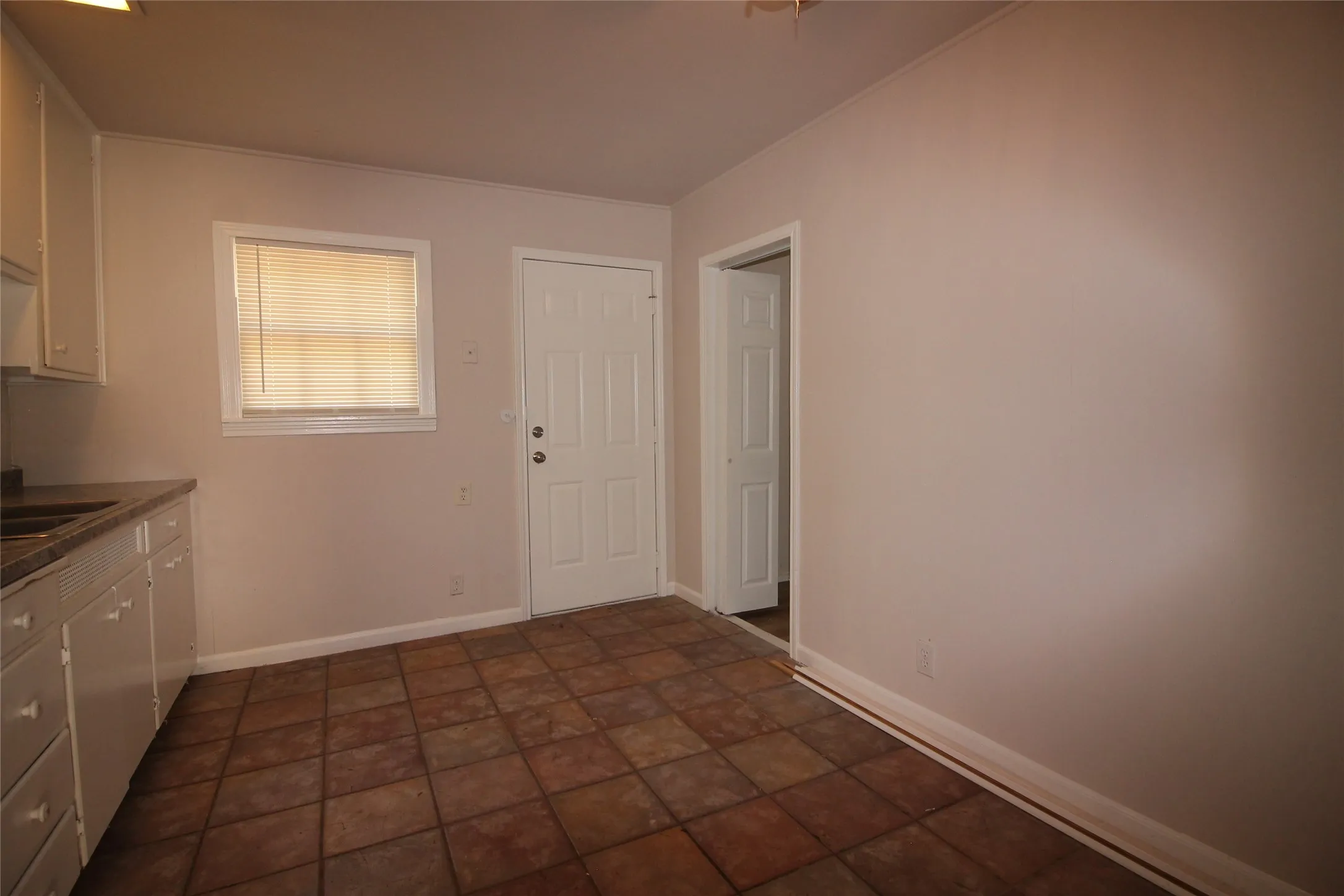 Single Family Residence For Rent in Tarrant County , 5020 Cedar Hill Road, Fort Worth, Texas 76116, 2 Bedroom, 1 Bathroom, 1 Garage spaces, 900 Sqft, built in 1951, mls#21375615, Real Estate Agent in Fort Worth, Homes For Rent in Tarrant county, Homes For Rent in Fort Worth, Realtor in Fort Worth Texas, Real Estate Brokerage Independent Realty Texas, Luminita Cordes Realtor