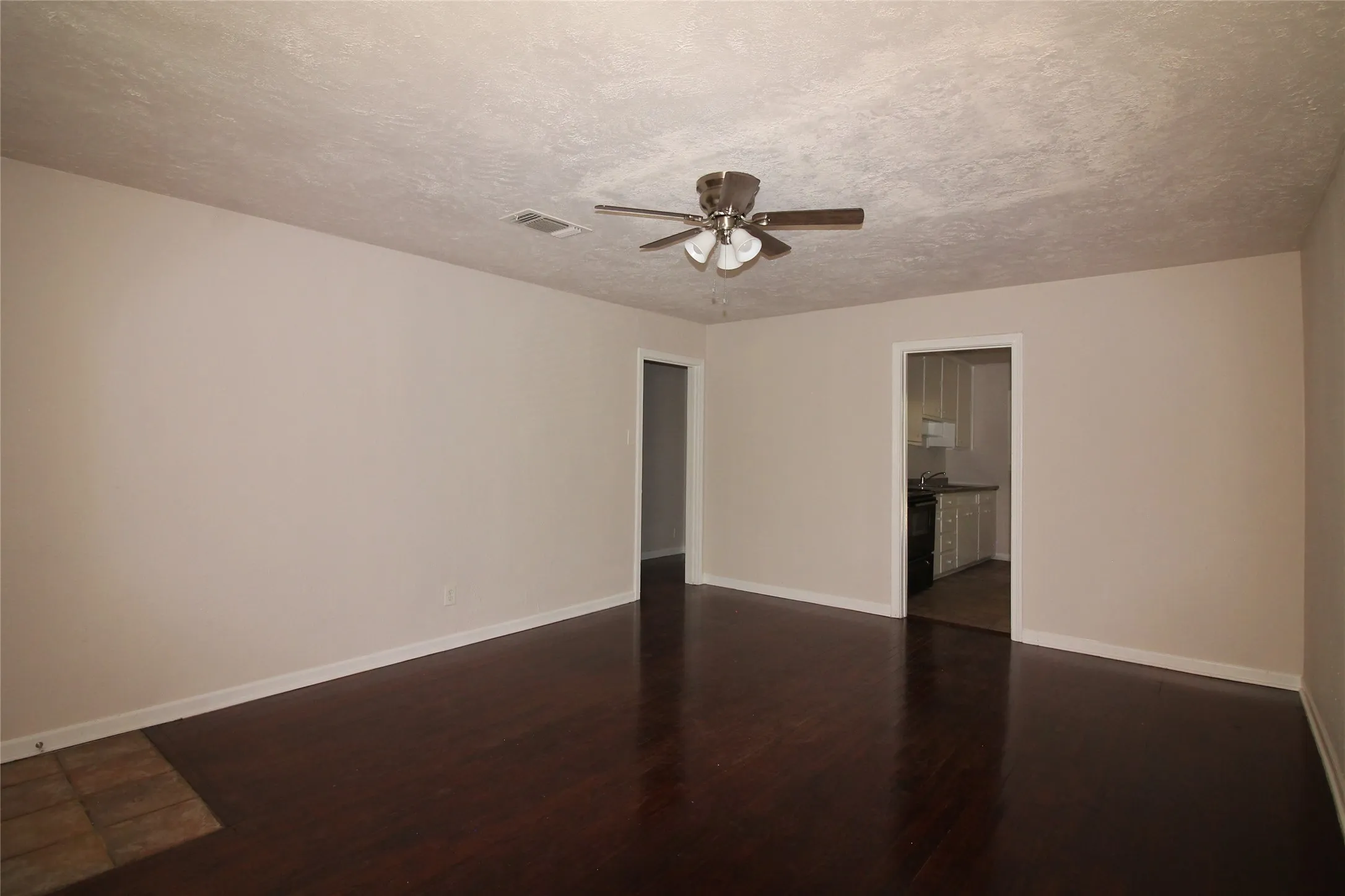 Single Family Residence For Rent in Tarrant County , 5020 Cedar Hill Road, Fort Worth, Texas 76116, 2 Bedroom, 1 Bathroom, 1 Garage spaces, 900 Sqft, built in 1951, mls#21375615, Real Estate Agent in Fort Worth, Homes For Rent in Tarrant county, Homes For Rent in Fort Worth, Realtor in Fort Worth Texas, Real Estate Brokerage Independent Realty Texas, Luminita Cordes Realtor