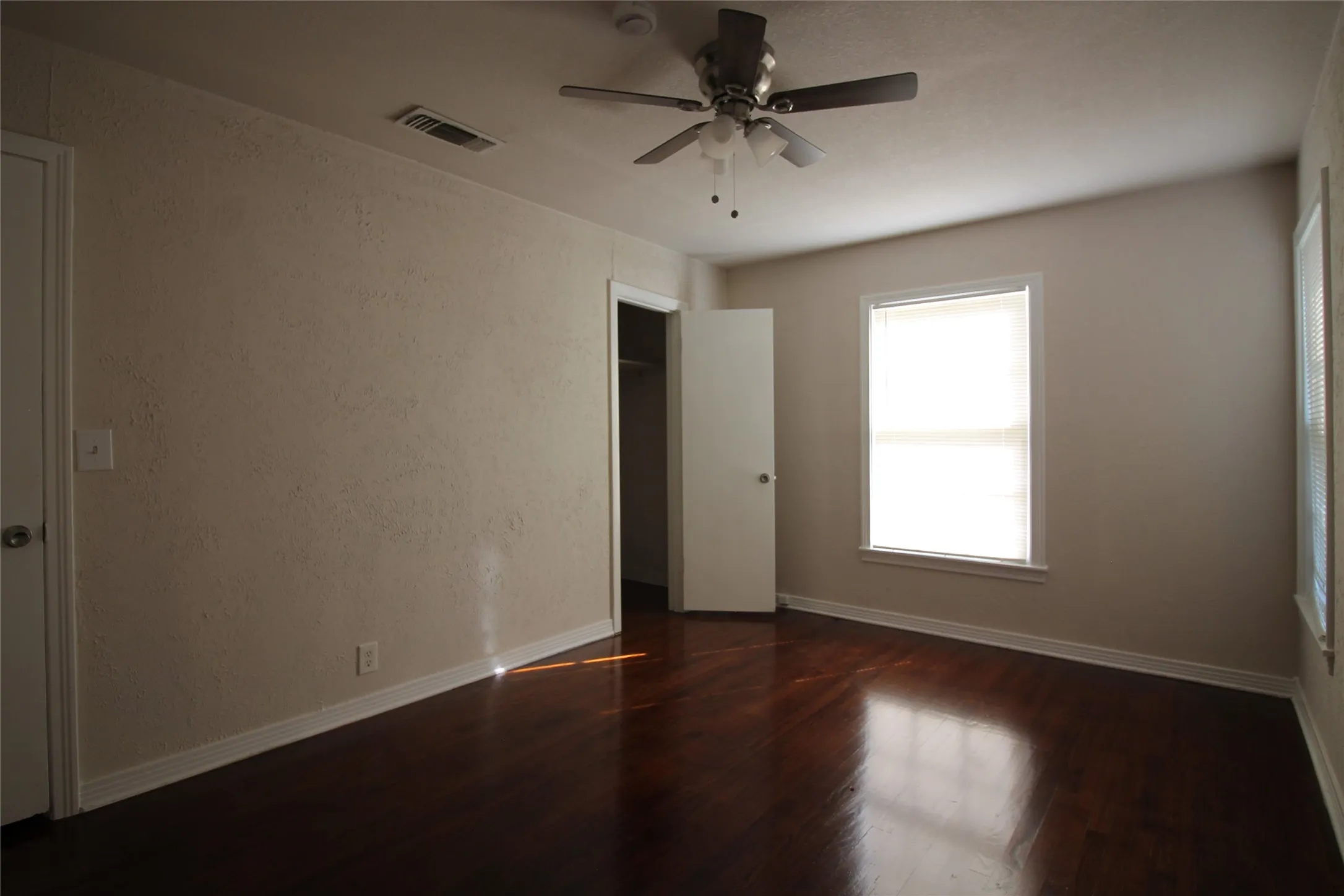 Single Family Residence For Rent in Tarrant County , 5020 Cedar Hill Road, Fort Worth, Texas 76116, 2 Bedroom, 1 Bathroom, 1 Garage spaces, 900 Sqft, built in 1951, mls#21375615, Real Estate Agent in Fort Worth, Homes For Rent in Tarrant county, Homes For Rent in Fort Worth, Realtor in Fort Worth Texas, Real Estate Brokerage Independent Realty Texas, Luminita Cordes Realtor