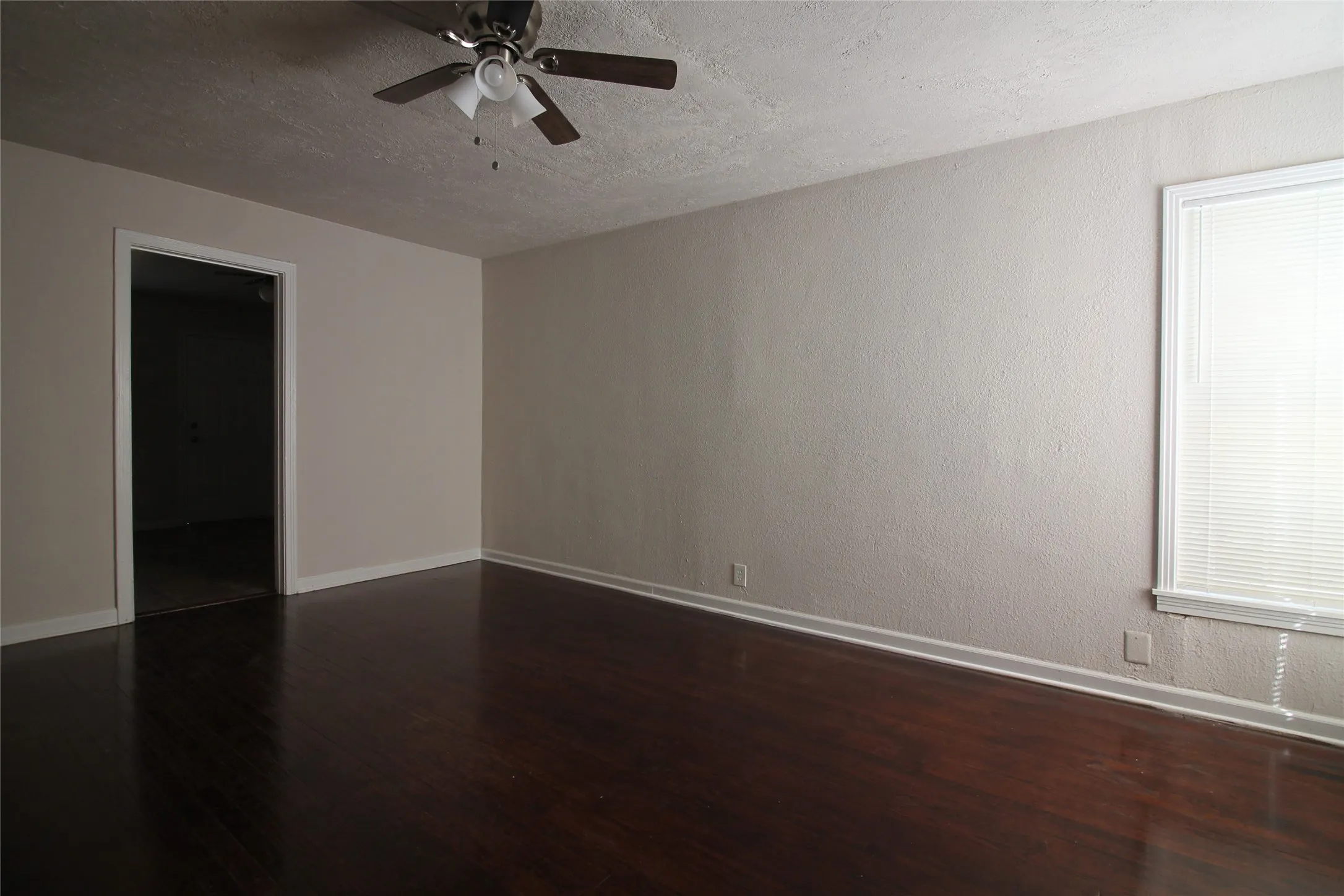 Single Family Residence For Rent in Tarrant County , 5020 Cedar Hill Road, Fort Worth, Texas 76116, 2 Bedroom, 1 Bathroom, 1 Garage spaces, 900 Sqft, built in 1951, mls#21375615, Real Estate Agent in Fort Worth, Homes For Rent in Tarrant county, Homes For Rent in Fort Worth, Realtor in Fort Worth Texas, Real Estate Brokerage Independent Realty Texas, Luminita Cordes Realtor