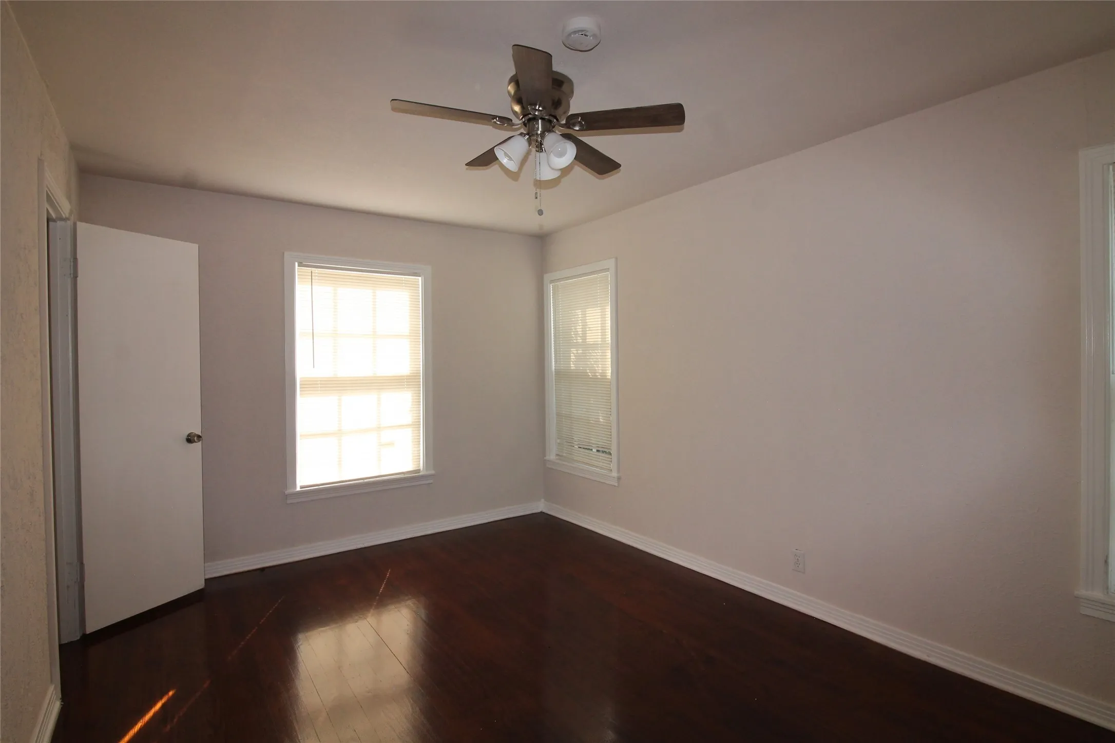 Single Family Residence For Rent in Tarrant County , 5020 Cedar Hill Road, Fort Worth, Texas 76116, 2 Bedroom, 1 Bathroom, 1 Garage spaces, 900 Sqft, built in 1951, mls#21375615, Real Estate Agent in Fort Worth, Homes For Rent in Tarrant county, Homes For Rent in Fort Worth, Realtor in Fort Worth Texas, Real Estate Brokerage Independent Realty Texas, Luminita Cordes Realtor