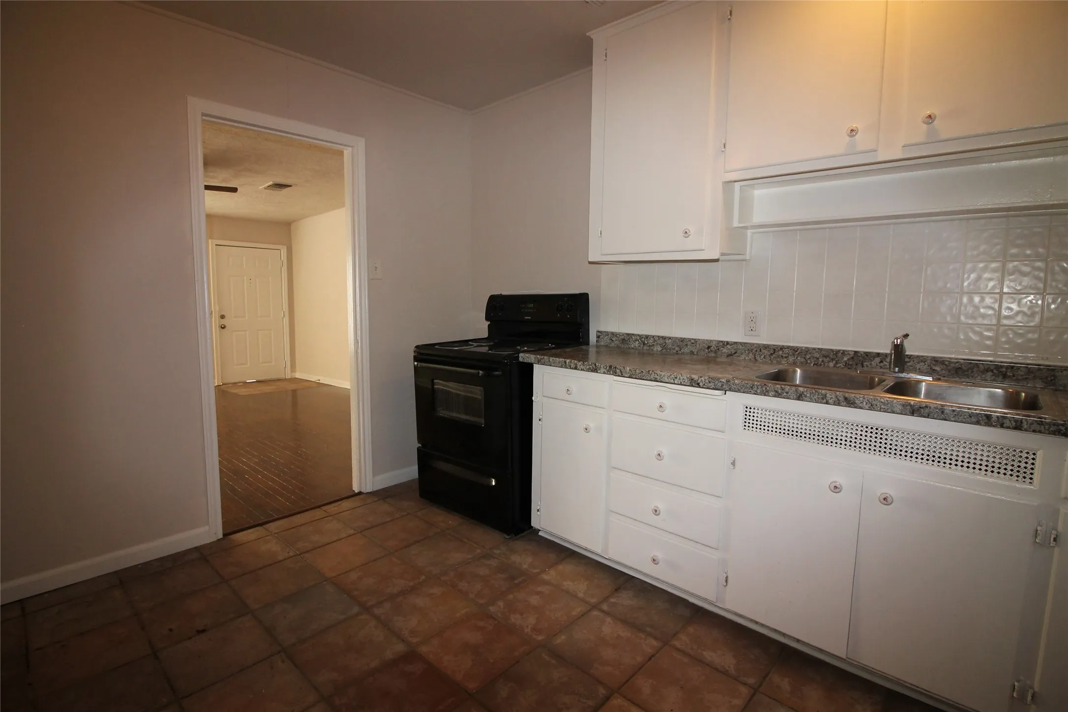 Single Family Residence For Rent in Tarrant County , 5020 Cedar Hill Road, Fort Worth, Texas 76116, 2 Bedroom, 1 Bathroom, 1 Garage spaces, 900 Sqft, built in 1951, mls#21375615, Real Estate Agent in Fort Worth, Homes For Rent in Tarrant county, Homes For Rent in Fort Worth, Realtor in Fort Worth Texas, Real Estate Brokerage Independent Realty Texas, Luminita Cordes Realtor