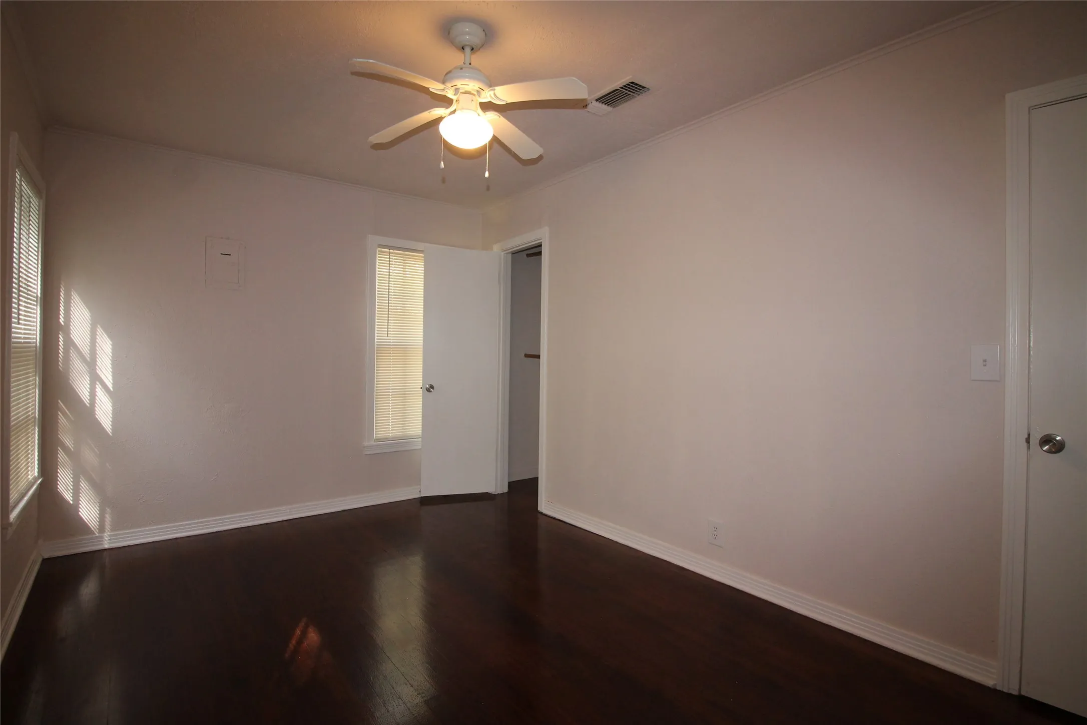 Single Family Residence For Rent in Tarrant County , 5020 Cedar Hill Road, Fort Worth, Texas 76116, 2 Bedroom, 1 Bathroom, 1 Garage spaces, 900 Sqft, built in 1951, mls#21375615, Real Estate Agent in Fort Worth, Homes For Rent in Tarrant county, Homes For Rent in Fort Worth, Realtor in Fort Worth Texas, Real Estate Brokerage Independent Realty Texas, Luminita Cordes Realtor