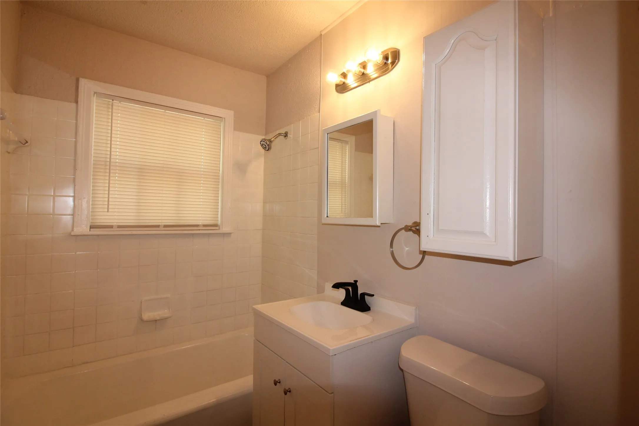 Single Family Residence For Rent in Tarrant County , 5020 Cedar Hill Road, Fort Worth, Texas 76116, 2 Bedroom, 1 Bathroom, 1 Garage spaces, 900 Sqft, built in 1951, mls#21375615, Real Estate Agent in Fort Worth, Homes For Rent in Tarrant county, Homes For Rent in Fort Worth, Realtor in Fort Worth Texas, Real Estate Brokerage Independent Realty Texas, Luminita Cordes Realtor