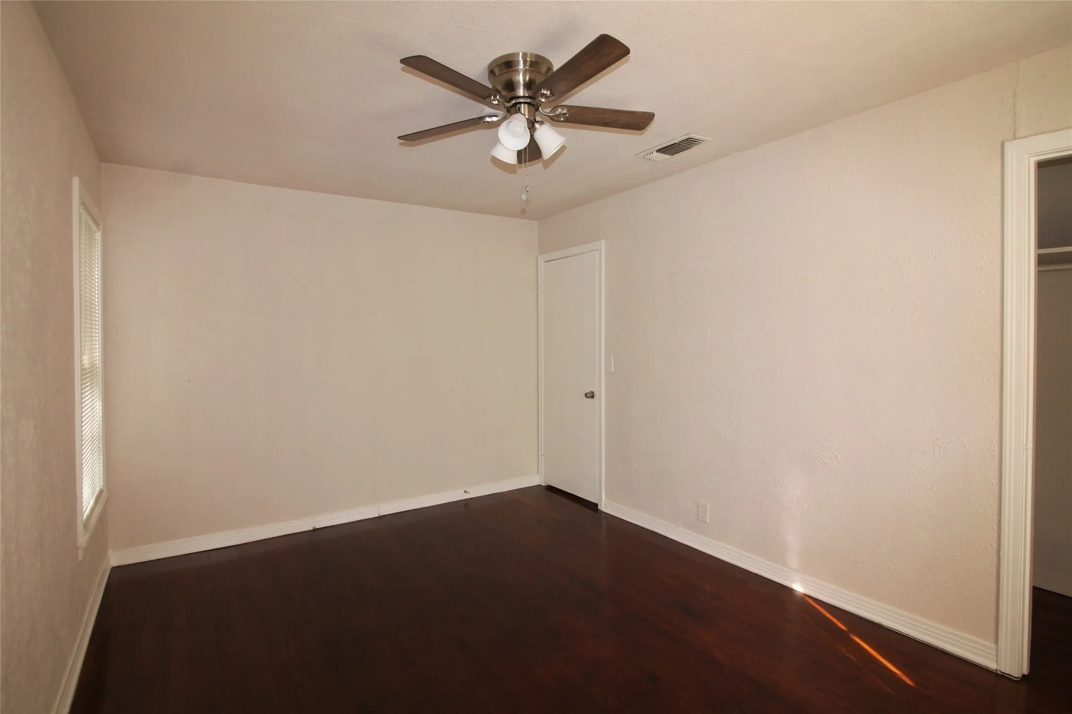 Single Family Residence For Rent in Tarrant County , 5020 Cedar Hill Road, Fort Worth, Texas 76116, 2 Bedroom, 1 Bathroom, 1 Garage spaces, 900 Sqft, built in 1951, mls#21375615, Real Estate Agent in Fort Worth, Homes For Rent in Tarrant county, Homes For Rent in Fort Worth, Realtor in Fort Worth Texas, Real Estate Brokerage Independent Realty Texas, Luminita Cordes Realtor