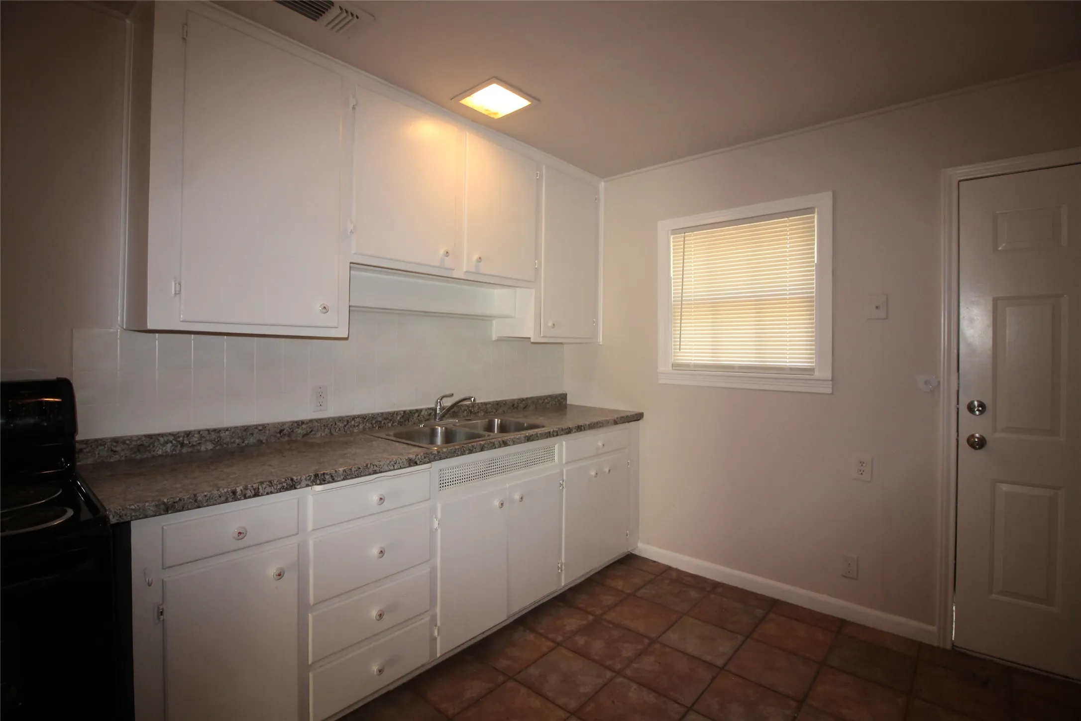 Single Family Residence For Rent in Tarrant County , 5020 Cedar Hill Road, Fort Worth, Texas 76116, 2 Bedroom, 1 Bathroom, 1 Garage spaces, 900 Sqft, built in 1951, mls#21375615, Real Estate Agent in Fort Worth, Homes For Rent in Tarrant county, Homes For Rent in Fort Worth, Realtor in Fort Worth Texas, Real Estate Brokerage Independent Realty Texas, Luminita Cordes Realtor
