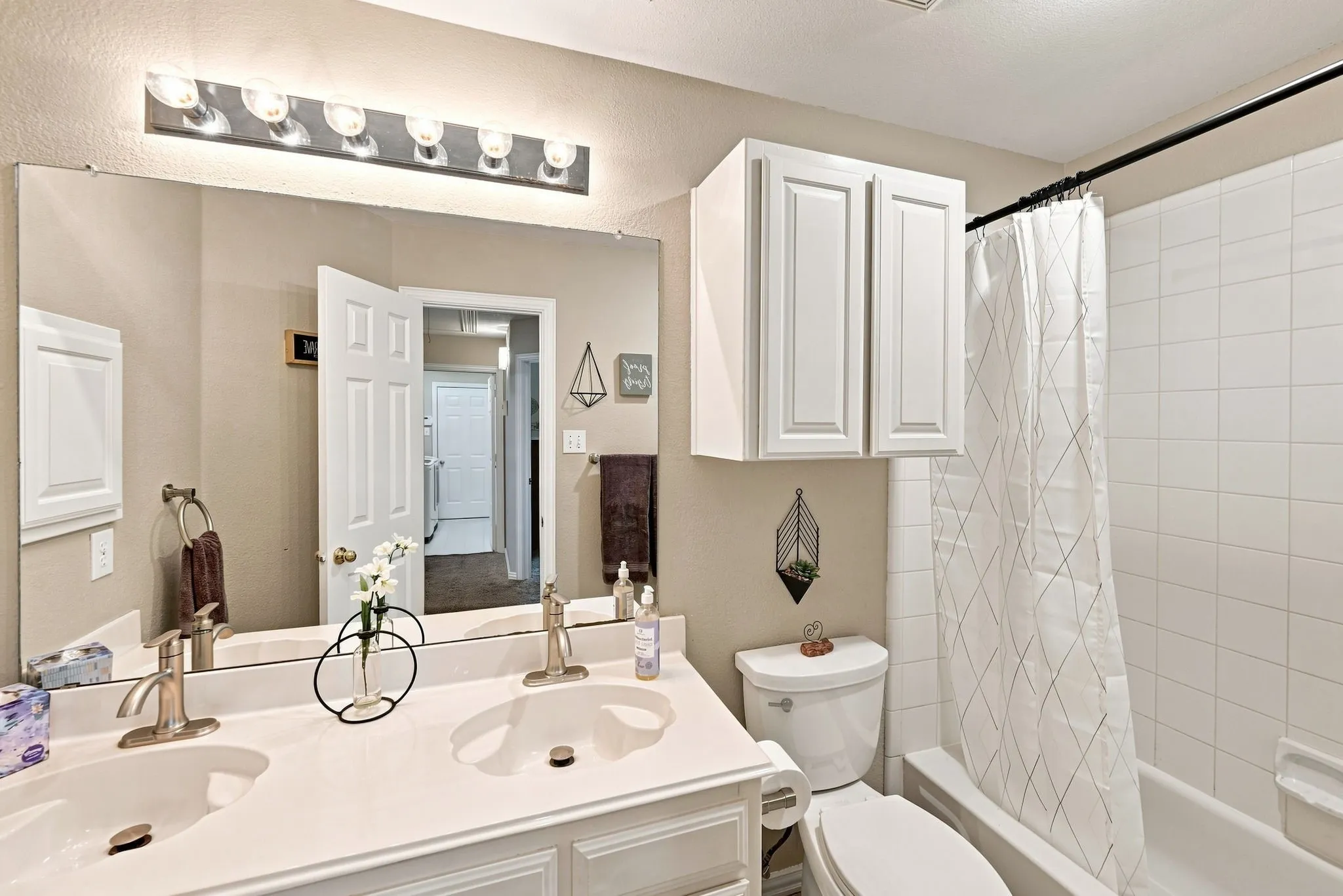 Single Family Residence For Rent in Tarrant County , 2402 N Hunter Place Lane, Arlington, Texas 76006, 4 Bedroom, 3 Bathroom, 2 Garage spaces, 2,569 Sqft, built in 1994, mls#21373572, Real Estate Agent in Arlington, Homes For Rent in Tarrant county, Homes For Rent in Arlington, Realtor in Arlington Texas, Real Estate Brokerage Independent Realty Texas, Luminita Cordes Realtor