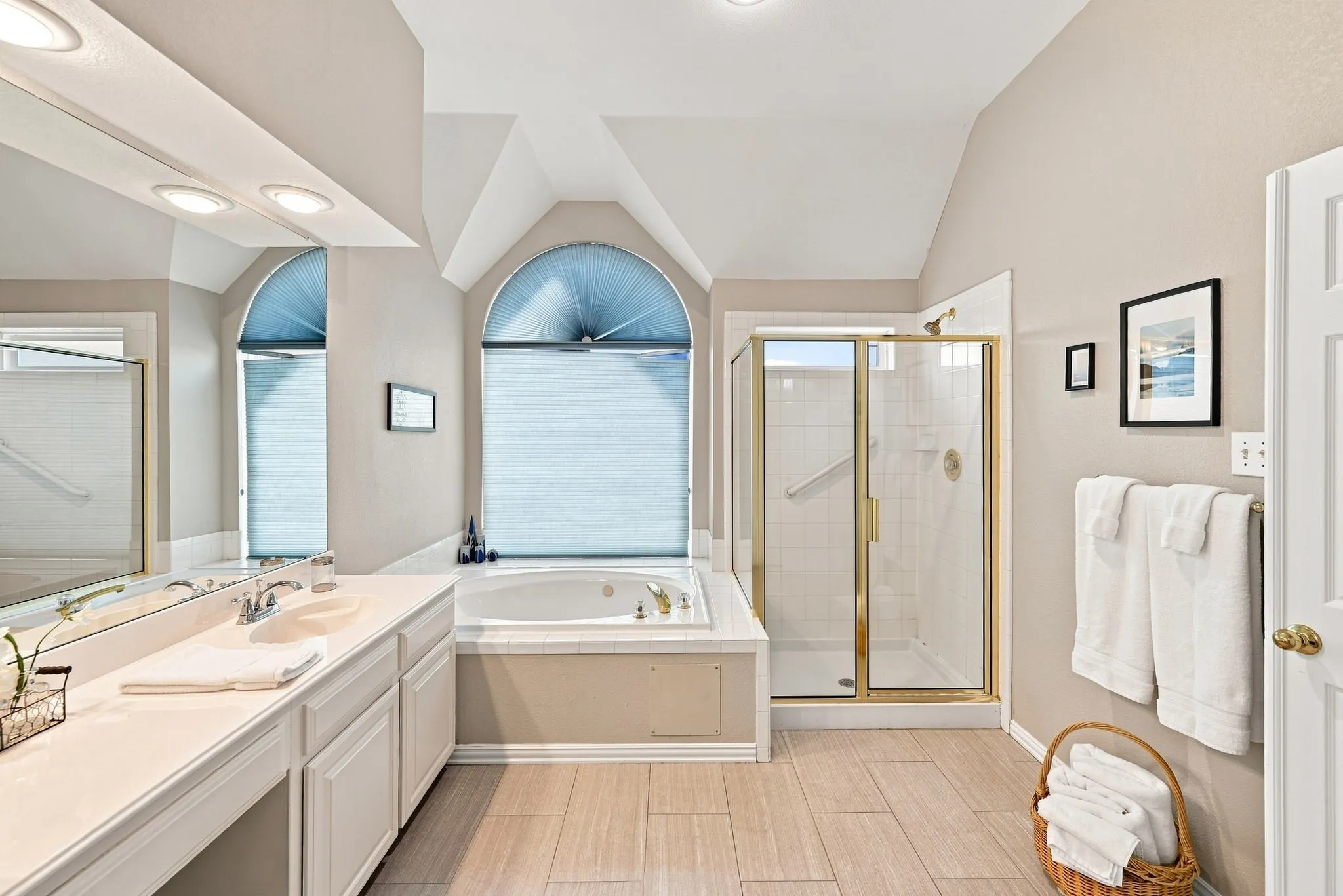 Single Family Residence For Rent in Tarrant County , 2402 N Hunter Place Lane, Arlington, Texas 76006, 4 Bedroom, 3 Bathroom, 2 Garage spaces, 2,569 Sqft, built in 1994, mls#21373572, Real Estate Agent in Arlington, Homes For Rent in Tarrant county, Homes For Rent in Arlington, Realtor in Arlington Texas, Real Estate Brokerage Independent Realty Texas, Luminita Cordes Realtor