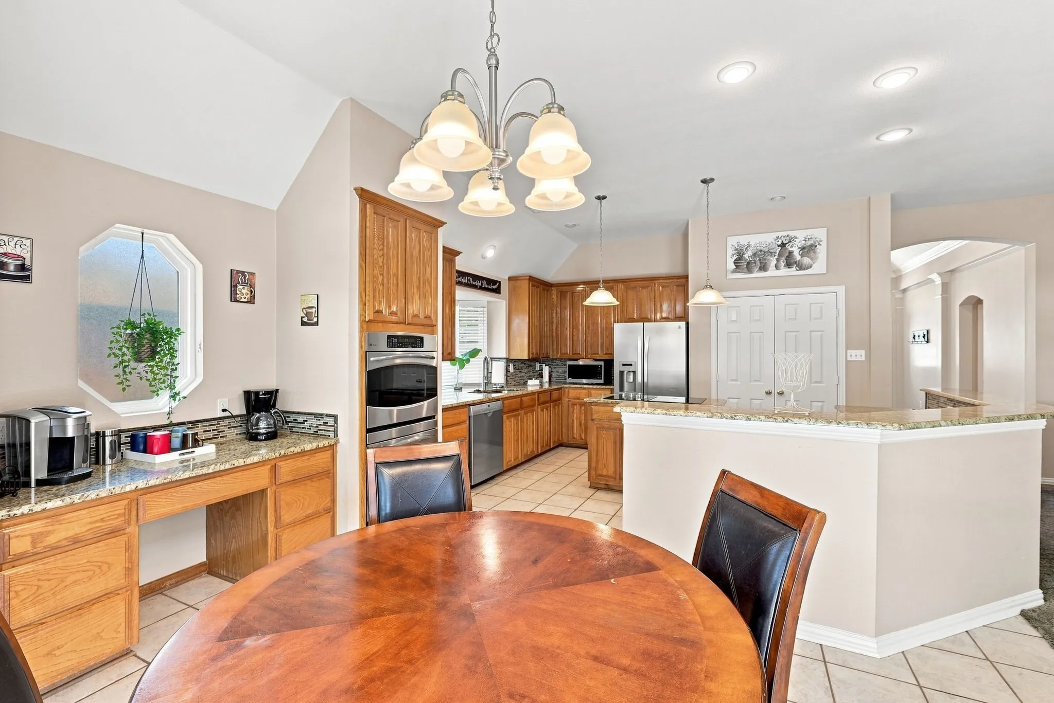 Single Family Residence For Rent in Tarrant County , 2402 N Hunter Place Lane, Arlington, Texas 76006, 4 Bedroom, 3 Bathroom, 2 Garage spaces, 2,569 Sqft, built in 1994, mls#21373572, Real Estate Agent in Arlington, Homes For Rent in Tarrant county, Homes For Rent in Arlington, Realtor in Arlington Texas, Real Estate Brokerage Independent Realty Texas, Luminita Cordes Realtor