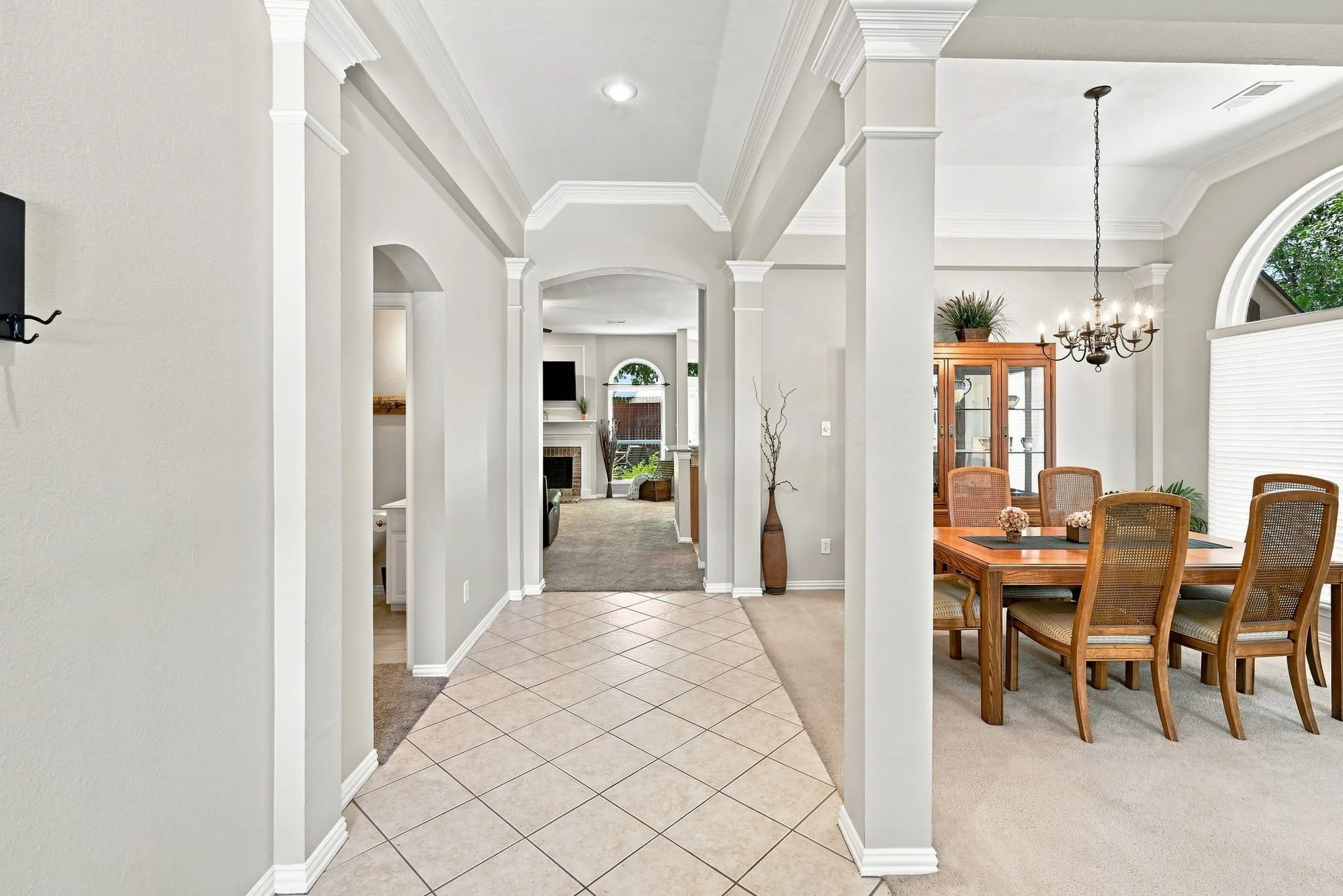 Single Family Residence For Rent in Tarrant County , 2402 N Hunter Place Lane, Arlington, Texas 76006, 4 Bedroom, 3 Bathroom, 2 Garage spaces, 2,569 Sqft, built in 1994, mls#21373572, Real Estate Agent in Arlington, Homes For Rent in Tarrant county, Homes For Rent in Arlington, Realtor in Arlington Texas, Real Estate Brokerage Independent Realty Texas, Luminita Cordes Realtor