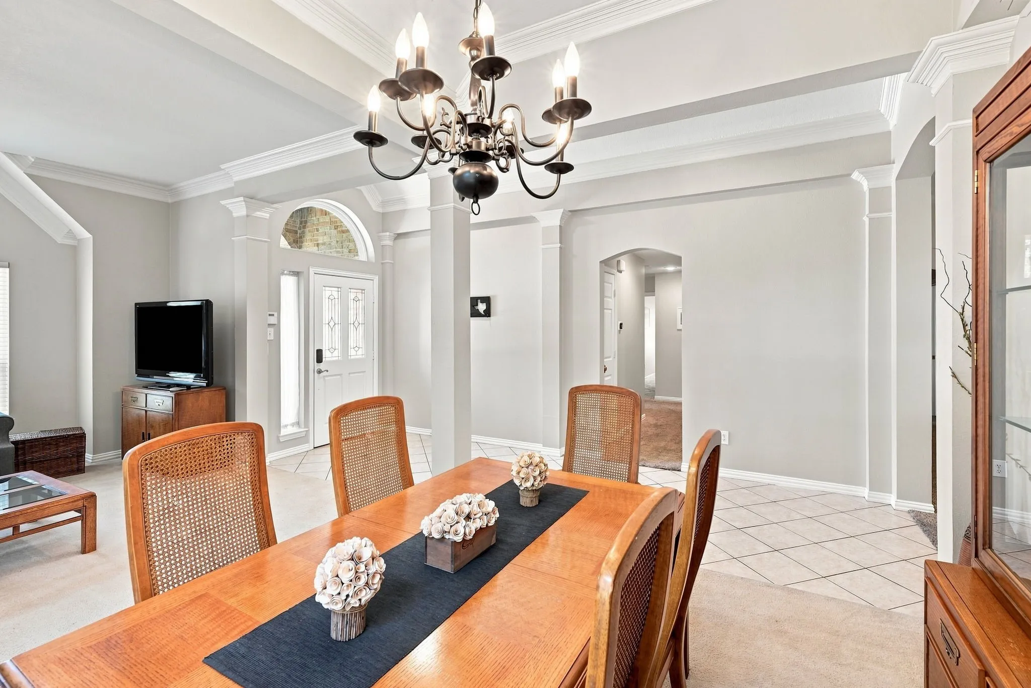 Single Family Residence For Rent in Tarrant County , 2402 N Hunter Place Lane, Arlington, Texas 76006, 4 Bedroom, 3 Bathroom, 2 Garage spaces, 2,569 Sqft, built in 1994, mls#21373572, Real Estate Agent in Arlington, Homes For Rent in Tarrant county, Homes For Rent in Arlington, Realtor in Arlington Texas, Real Estate Brokerage Independent Realty Texas, Luminita Cordes Realtor