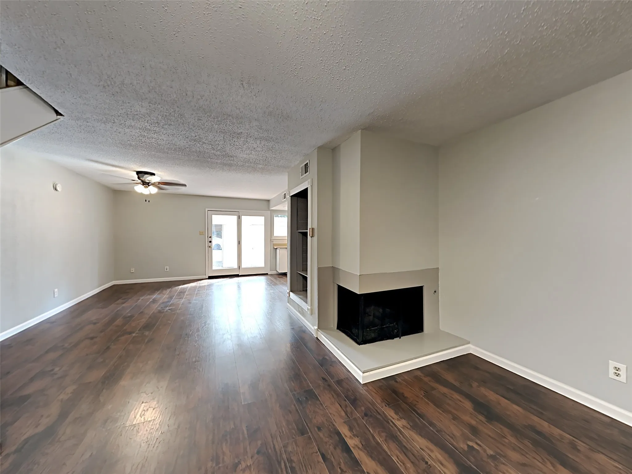 Townhouse For Rent in Tarrant County , 462 Westview Terrace, Arlington, Texas 76013, 3 Bedroom, 3 Bathroom, Garage spaces, 1,728 Sqft, built in 1969, mls#21375616, Real Estate Agent in Arlington, Homes For Rent in Tarrant county, Homes For Rent in Arlington, Realtor in Arlington Texas, Real Estate Brokerage Independent Realty Texas, Luminita Cordes Realtor