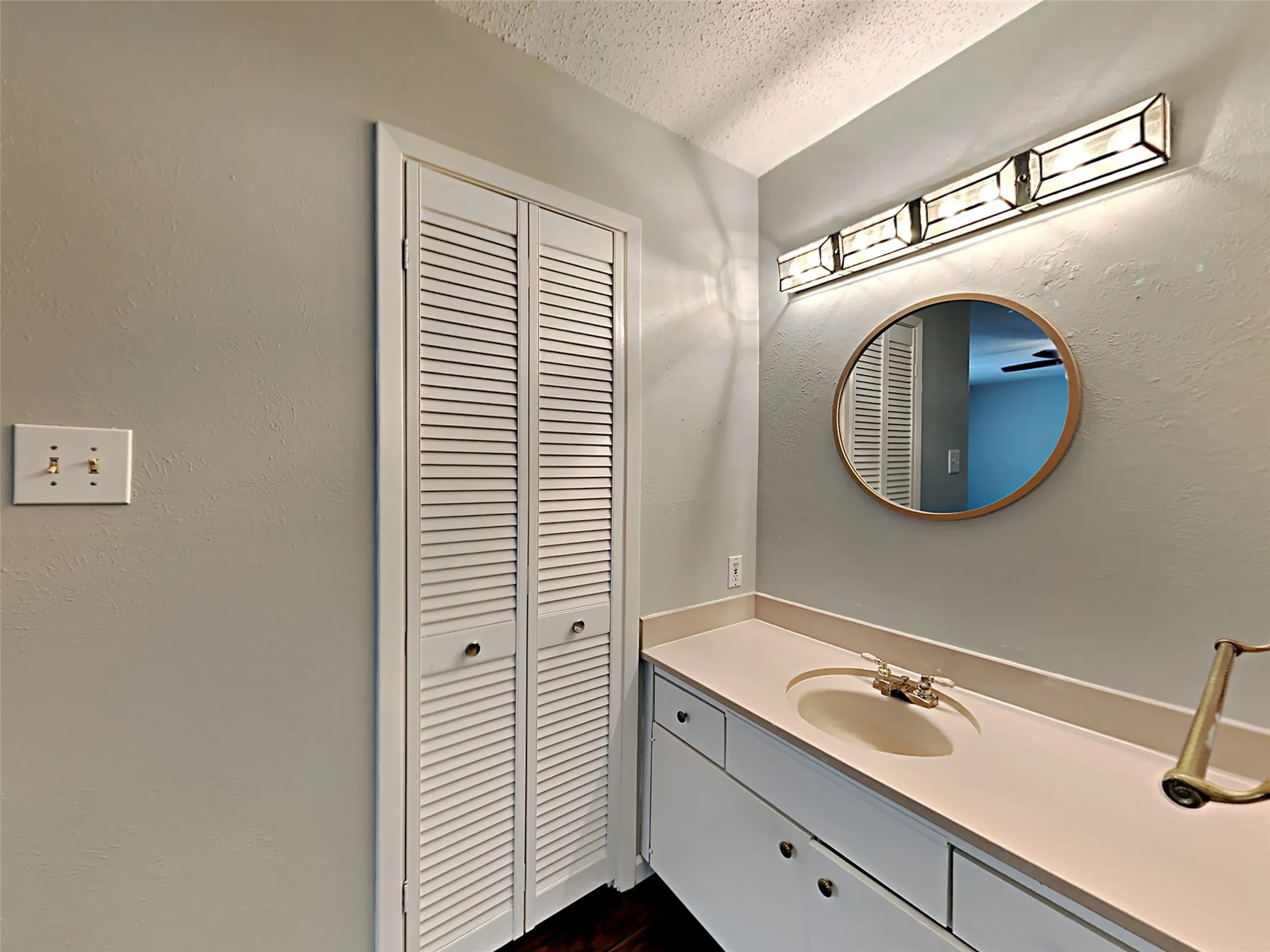 Townhouse For Rent in Tarrant County , 462 Westview Terrace, Arlington, Texas 76013, 3 Bedroom, 3 Bathroom, Garage spaces, 1,728 Sqft, built in 1969, mls#21375616, Real Estate Agent in Arlington, Homes For Rent in Tarrant county, Homes For Rent in Arlington, Realtor in Arlington Texas, Real Estate Brokerage Independent Realty Texas, Luminita Cordes Realtor