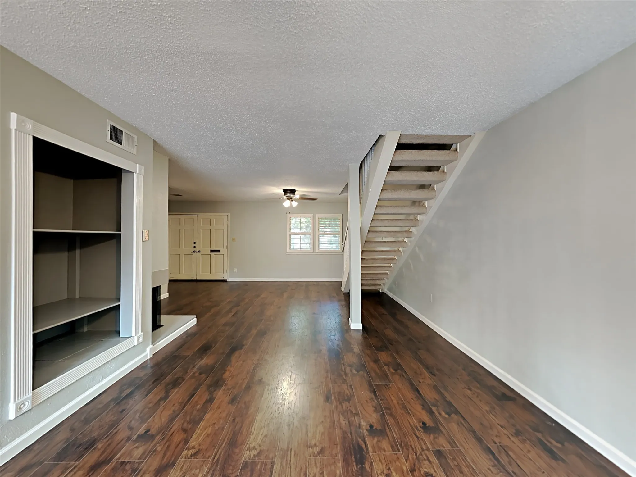 Townhouse For Rent in Tarrant County , 462 Westview Terrace, Arlington, Texas 76013, 3 Bedroom, 3 Bathroom, Garage spaces, 1,728 Sqft, built in 1969, mls#21375616, Real Estate Agent in Arlington, Homes For Rent in Tarrant county, Homes For Rent in Arlington, Realtor in Arlington Texas, Real Estate Brokerage Independent Realty Texas, Luminita Cordes Realtor