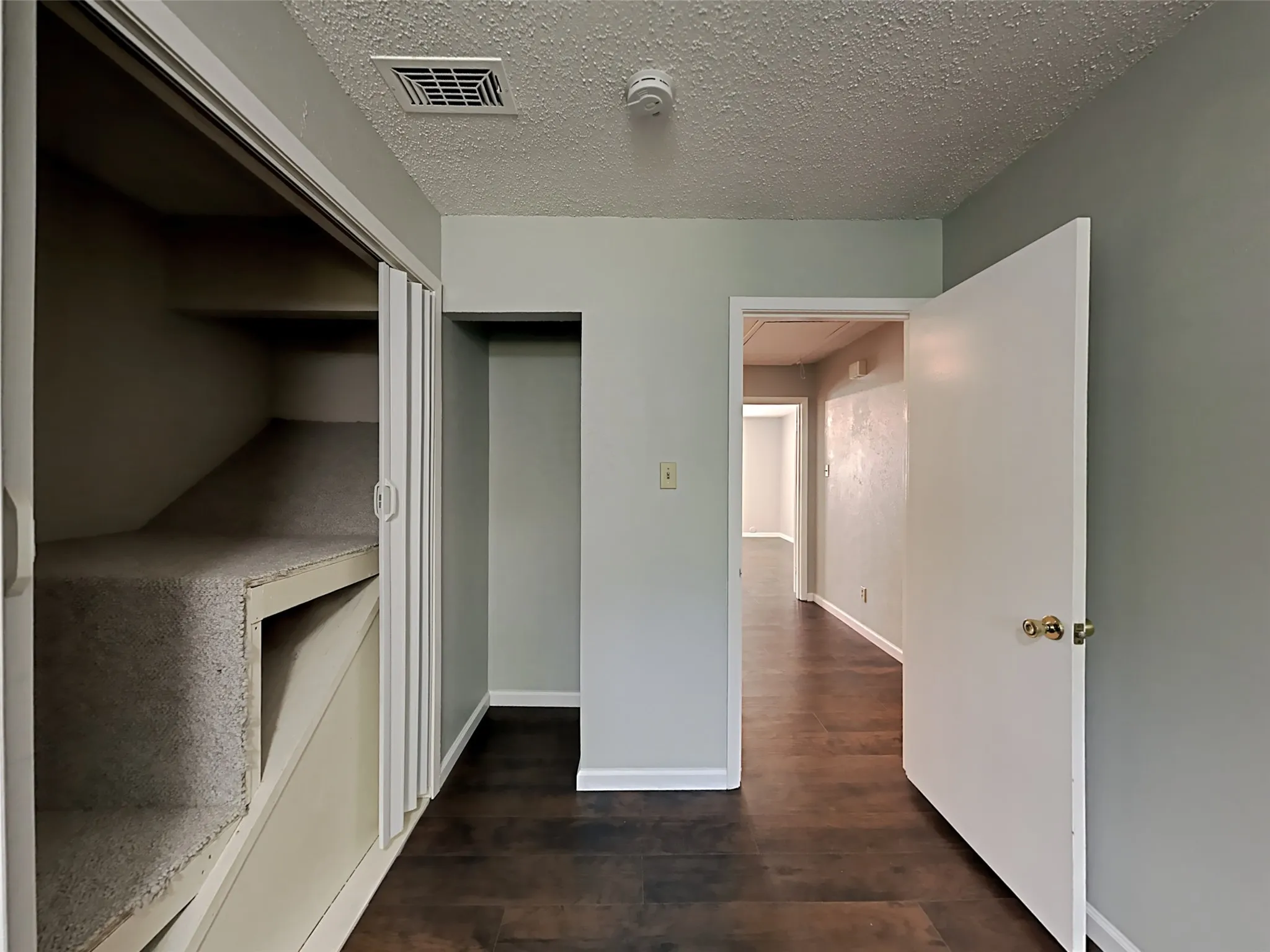 Townhouse For Rent in Tarrant County , 462 Westview Terrace, Arlington, Texas 76013, 3 Bedroom, 3 Bathroom, Garage spaces, 1,728 Sqft, built in 1969, mls#21375616, Real Estate Agent in Arlington, Homes For Rent in Tarrant county, Homes For Rent in Arlington, Realtor in Arlington Texas, Real Estate Brokerage Independent Realty Texas, Luminita Cordes Realtor