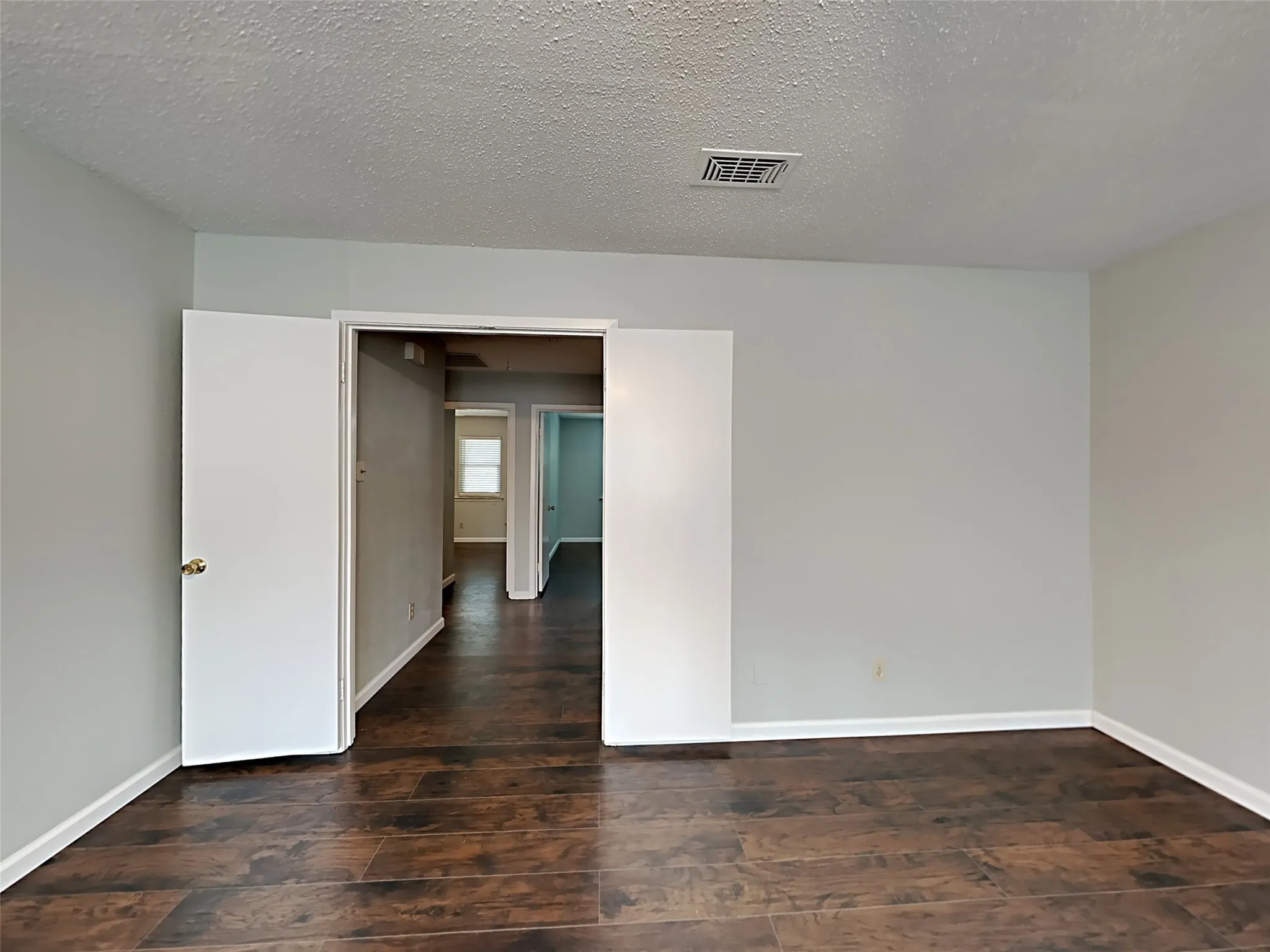 Townhouse For Rent in Tarrant County , 462 Westview Terrace, Arlington, Texas 76013, 3 Bedroom, 3 Bathroom, Garage spaces, 1,728 Sqft, built in 1969, mls#21375616, Real Estate Agent in Arlington, Homes For Rent in Tarrant county, Homes For Rent in Arlington, Realtor in Arlington Texas, Real Estate Brokerage Independent Realty Texas, Luminita Cordes Realtor