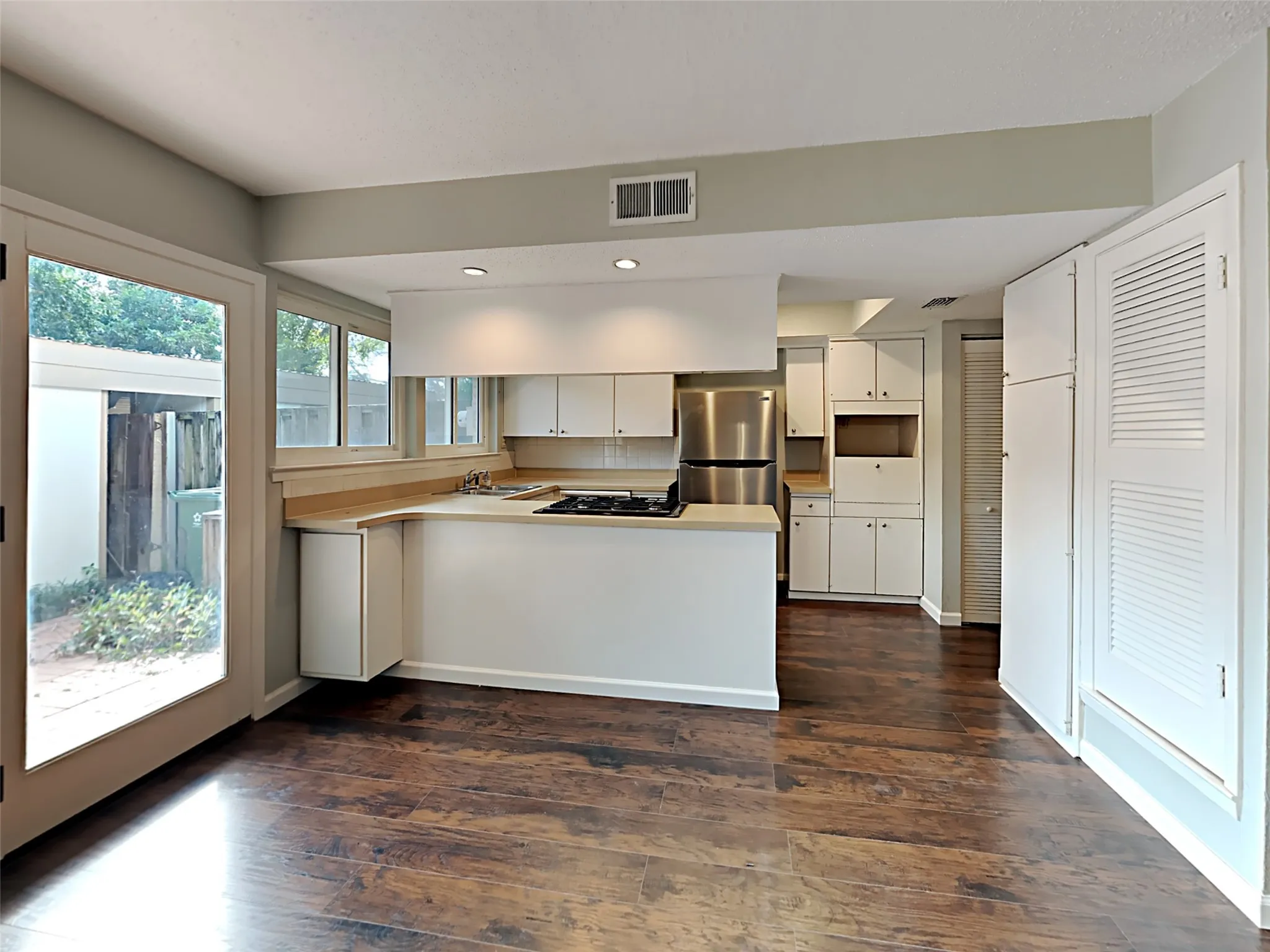 Townhouse For Rent in Tarrant County , 462 Westview Terrace, Arlington, Texas 76013, 3 Bedroom, 3 Bathroom, Garage spaces, 1,728 Sqft, built in 1969, mls#21375616, Real Estate Agent in Arlington, Homes For Rent in Tarrant county, Homes For Rent in Arlington, Realtor in Arlington Texas, Real Estate Brokerage Independent Realty Texas, Luminita Cordes Realtor
