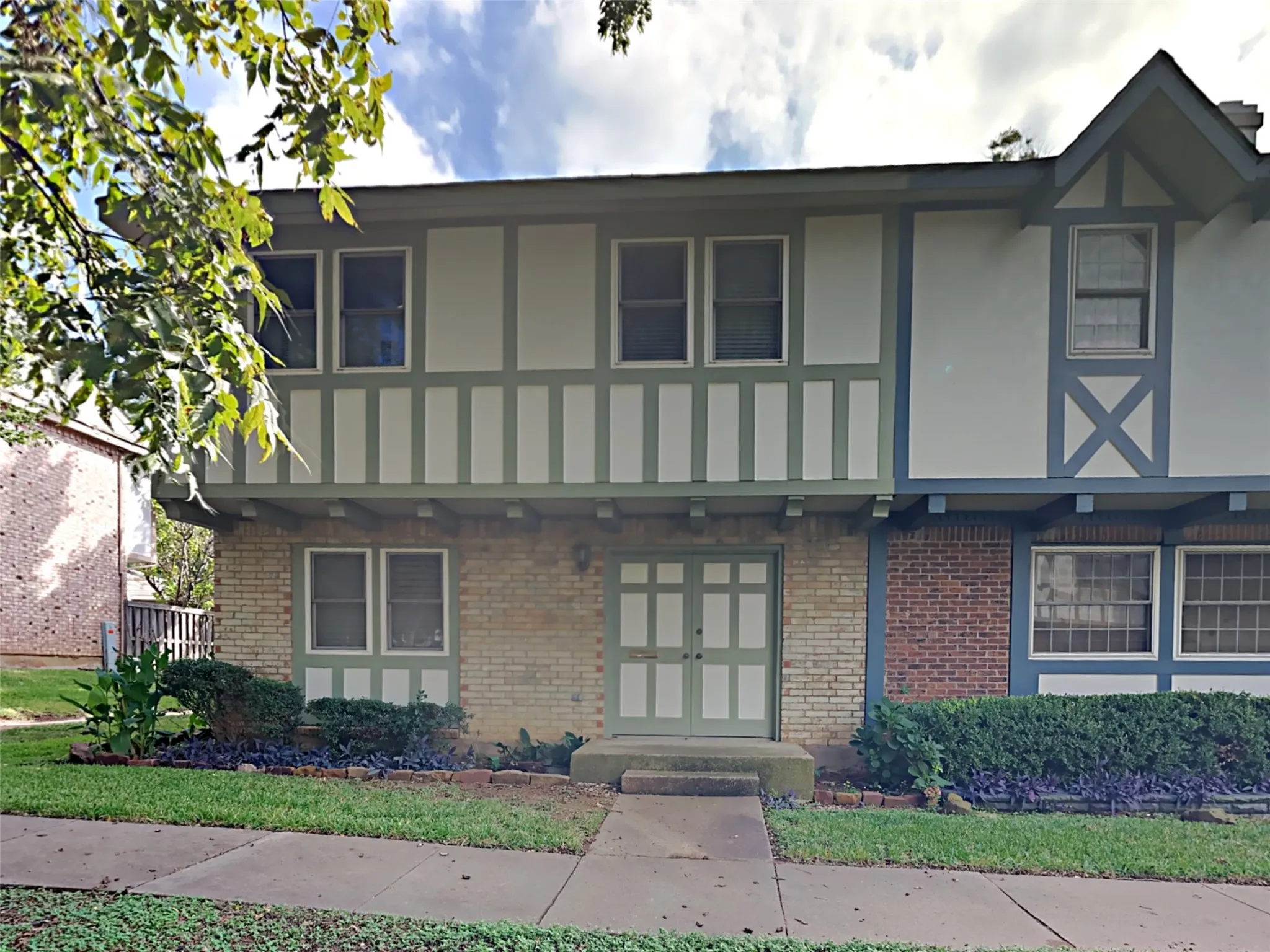 Townhouse For Rent in Tarrant County , 462 Westview Terrace, Arlington, Texas 76013, 3 Bedroom, 3 Bathroom, Garage spaces, 1,728 Sqft, built in 1969, mls#21375616, Real Estate Agent in Arlington, Homes For Rent in Tarrant county, Homes For Rent in Arlington, Realtor in Arlington Texas, Real Estate Brokerage Independent Realty Texas, Luminita Cordes Realtor