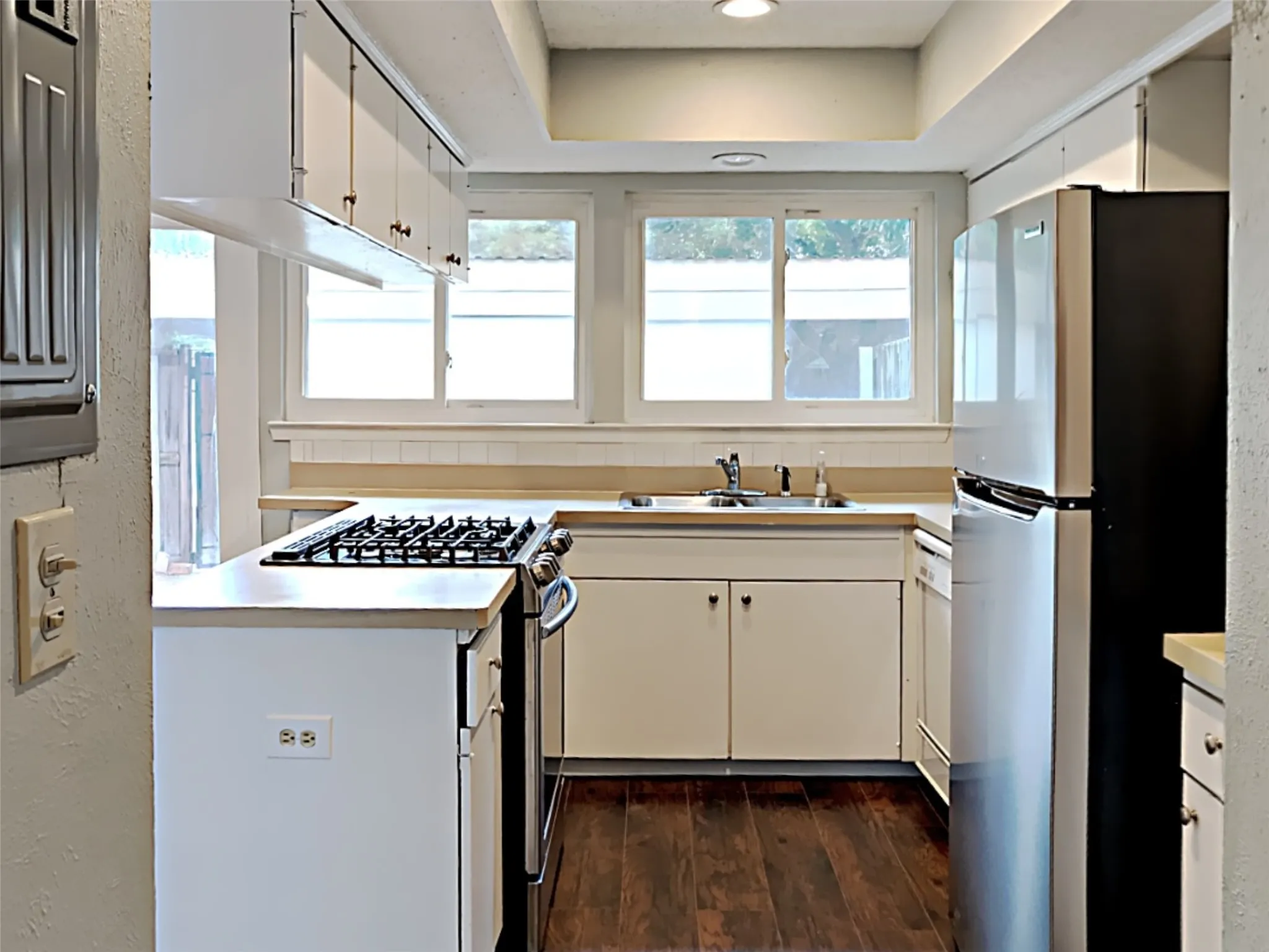 Townhouse For Rent in Tarrant County , 462 Westview Terrace, Arlington, Texas 76013, 3 Bedroom, 3 Bathroom, Garage spaces, 1,728 Sqft, built in 1969, mls#21375616, Real Estate Agent in Arlington, Homes For Rent in Tarrant county, Homes For Rent in Arlington, Realtor in Arlington Texas, Real Estate Brokerage Independent Realty Texas, Luminita Cordes Realtor