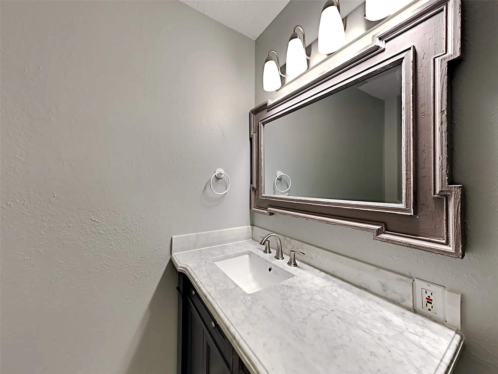 Townhouse For Rent in Tarrant County , 462 Westview Terrace, Arlington, Texas 76013, 3 Bedroom, 3 Bathroom, Garage spaces, 1,728 Sqft, built in 1969, mls#21375616, Real Estate Agent in Arlington, Homes For Rent in Tarrant county, Homes For Rent in Arlington, Realtor in Arlington Texas, Real Estate Brokerage Independent Realty Texas, Luminita Cordes Realtor