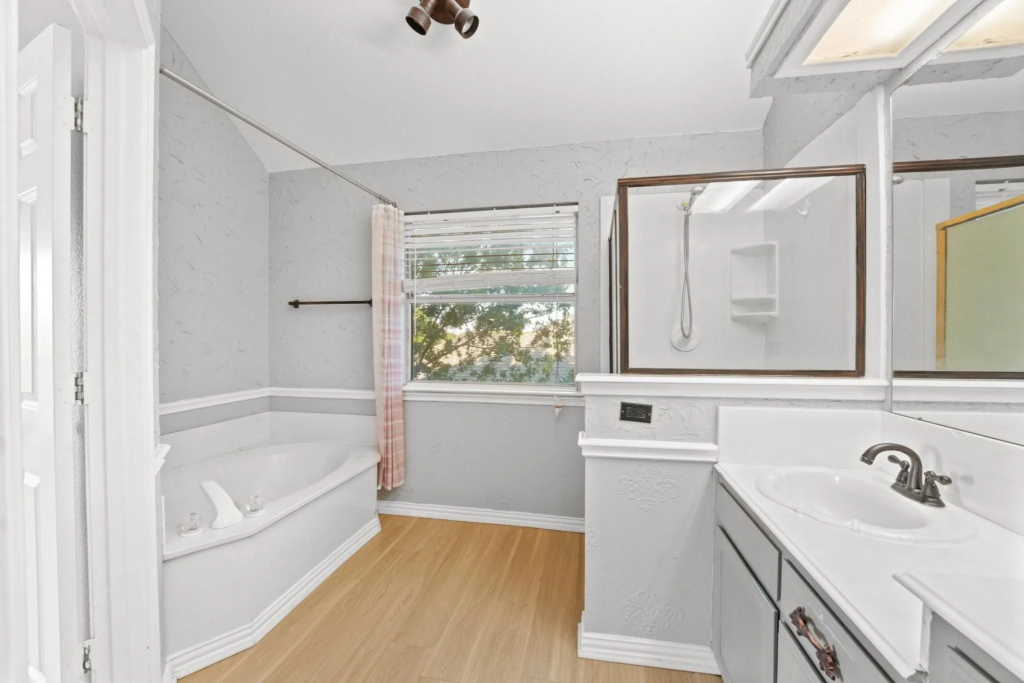 Single Family Residence For Rent in Tarrant County , 1801 Overland Street, Fort Worth, Texas 76131, 3 Bedroom, 3 Bathroom, 2 Garage spaces, 1,926 Sqft, built in 1996, mls#21375617, Real Estate Agent in Fort Worth, Homes For Rent in Tarrant county, Homes For Rent in Fort Worth, Realtor in Fort Worth Texas, Real Estate Brokerage Independent Realty Texas, Luminita Cordes Realtor