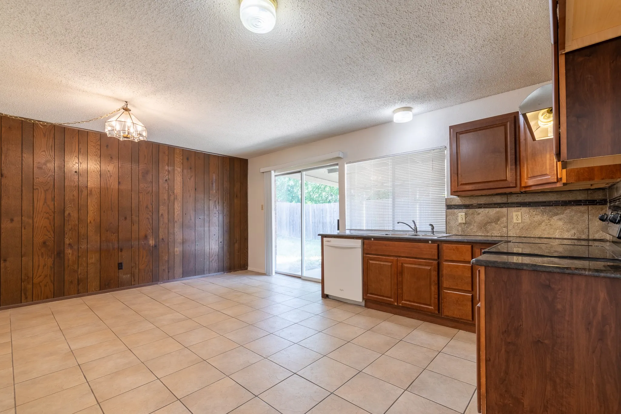 Single Family Residence For Rent in Tarrant County , 209 Pebblebrook Street, Arlington, Texas 76014, 3 Bedroom, 2 Bathroom, 2 Garage spaces, 1,626 Sqft, built in 1975, mls#21375597, Real Estate Agent in Arlington, Homes For Rent in Tarrant county, Homes For Rent in Arlington, Realtor in Arlington Texas, Real Estate Brokerage Independent Realty Texas, Luminita Cordes Realtor