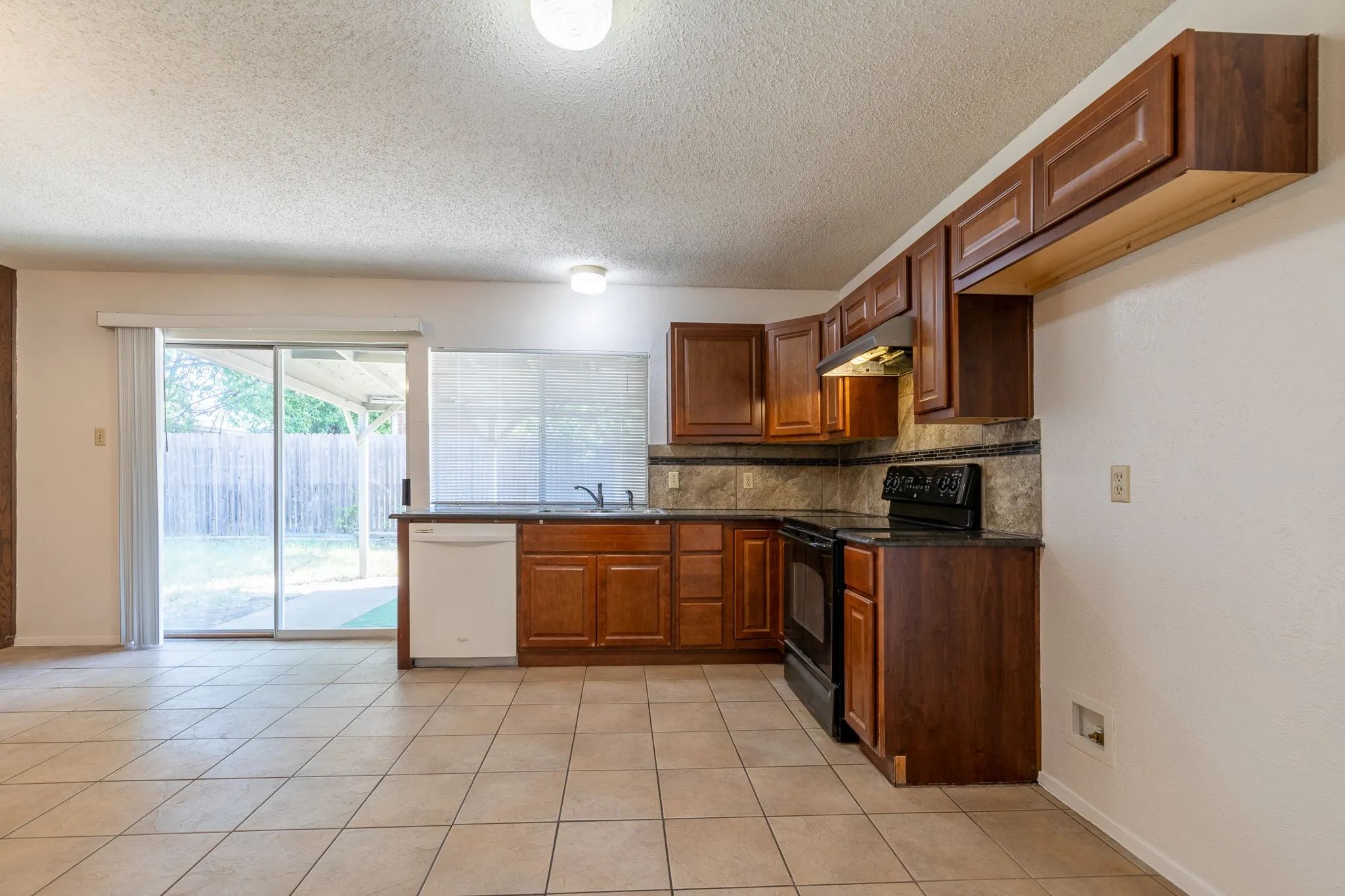 Single Family Residence For Rent in Tarrant County , 209 Pebblebrook Street, Arlington, Texas 76014, 3 Bedroom, 2 Bathroom, 2 Garage spaces, 1,626 Sqft, built in 1975, mls#21375597, Real Estate Agent in Arlington, Homes For Rent in Tarrant county, Homes For Rent in Arlington, Realtor in Arlington Texas, Real Estate Brokerage Independent Realty Texas, Luminita Cordes Realtor