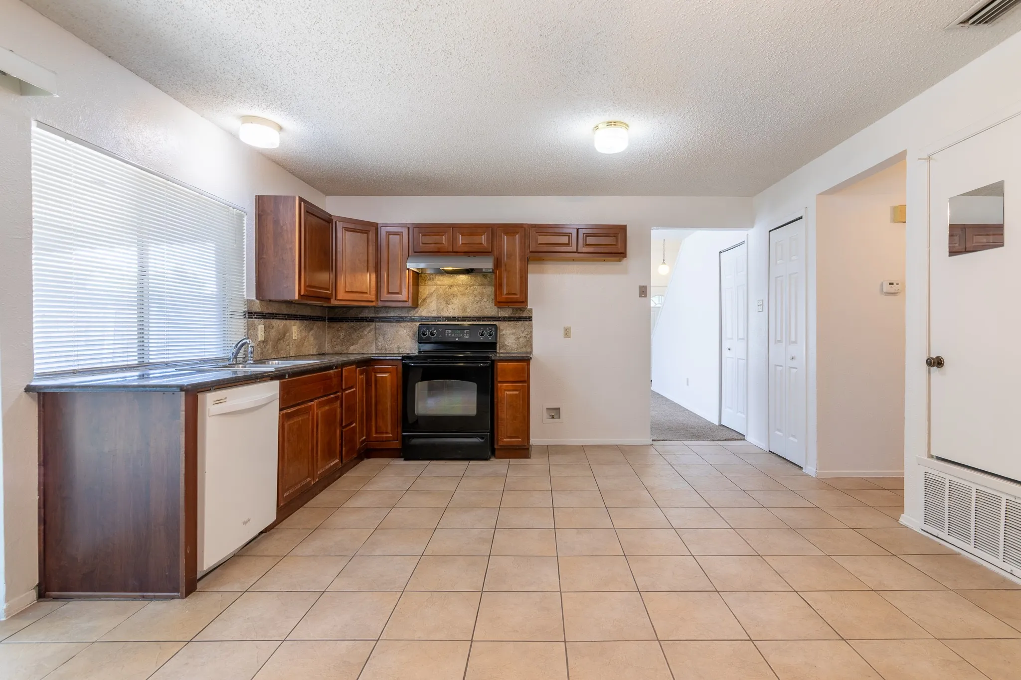 Single Family Residence For Rent in Tarrant County , 209 Pebblebrook Street, Arlington, Texas 76014, 3 Bedroom, 2 Bathroom, 2 Garage spaces, 1,626 Sqft, built in 1975, mls#21375597, Real Estate Agent in Arlington, Homes For Rent in Tarrant county, Homes For Rent in Arlington, Realtor in Arlington Texas, Real Estate Brokerage Independent Realty Texas, Luminita Cordes Realtor