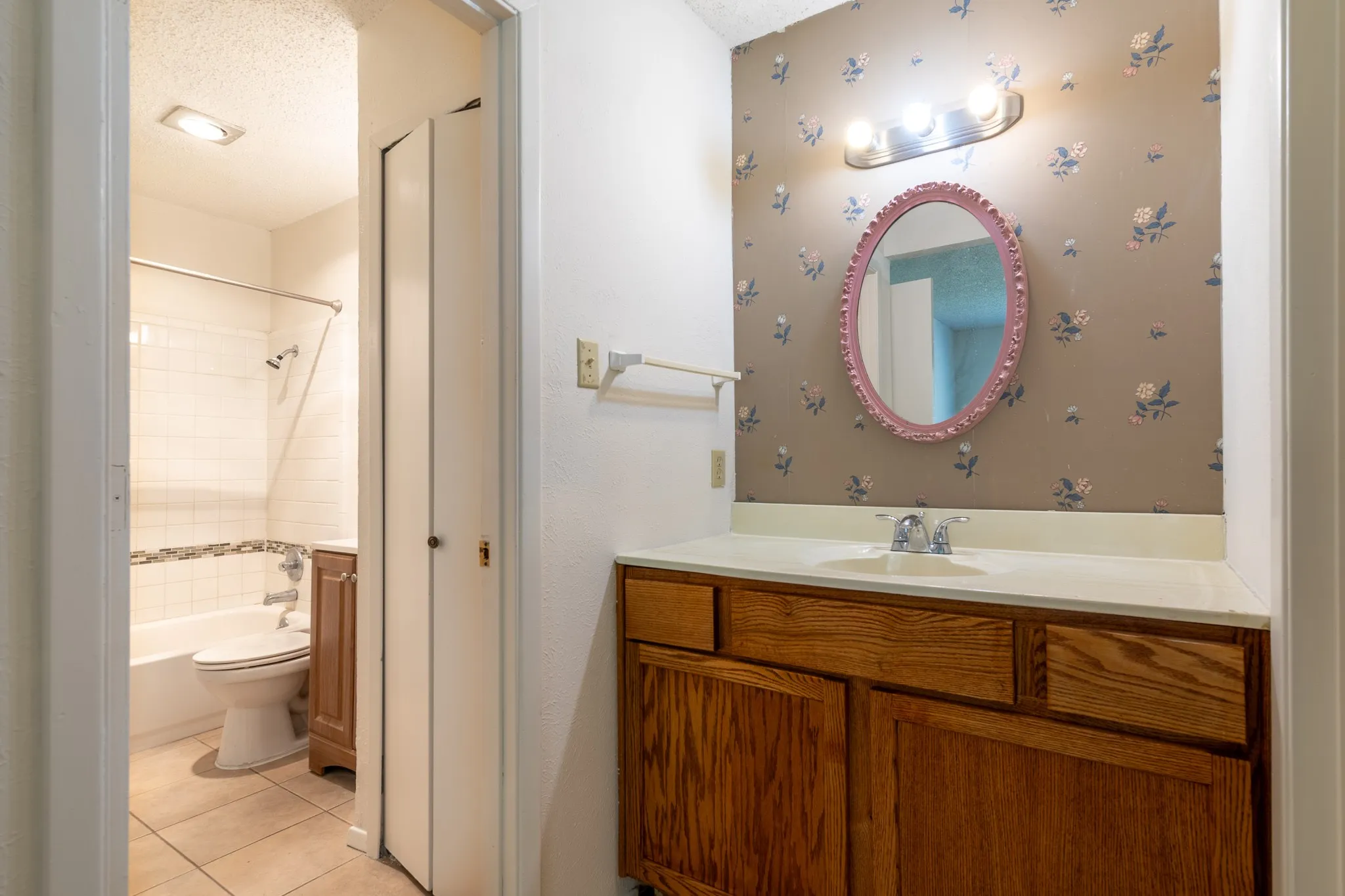 Single Family Residence For Rent in Tarrant County , 209 Pebblebrook Street, Arlington, Texas 76014, 3 Bedroom, 2 Bathroom, 2 Garage spaces, 1,626 Sqft, built in 1975, mls#21375597, Real Estate Agent in Arlington, Homes For Rent in Tarrant county, Homes For Rent in Arlington, Realtor in Arlington Texas, Real Estate Brokerage Independent Realty Texas, Luminita Cordes Realtor