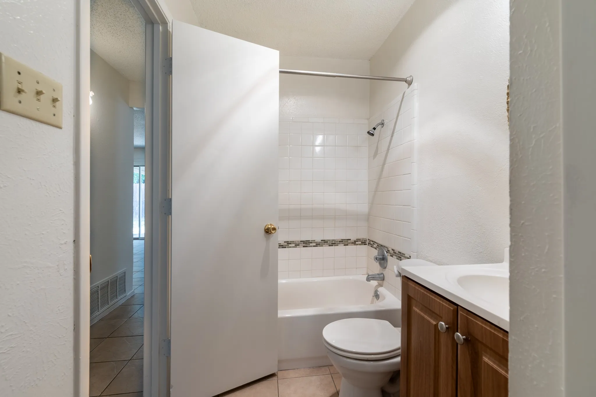 Single Family Residence For Rent in Tarrant County , 209 Pebblebrook Street, Arlington, Texas 76014, 3 Bedroom, 2 Bathroom, 2 Garage spaces, 1,626 Sqft, built in 1975, mls#21375597, Real Estate Agent in Arlington, Homes For Rent in Tarrant county, Homes For Rent in Arlington, Realtor in Arlington Texas, Real Estate Brokerage Independent Realty Texas, Luminita Cordes Realtor