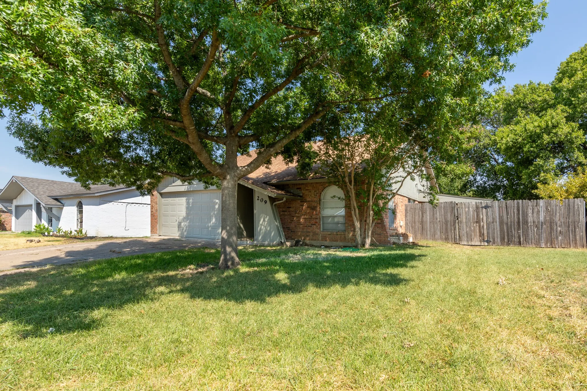 Single Family Residence For Rent in Tarrant County , 209 Pebblebrook Street, Arlington, Texas 76014, 3 Bedroom, 2 Bathroom, 2 Garage spaces, 1,626 Sqft, built in 1975, mls#21375597, Real Estate Agent in Arlington, Homes For Rent in Tarrant county, Homes For Rent in Arlington, Realtor in Arlington Texas, Real Estate Brokerage Independent Realty Texas, Luminita Cordes Realtor