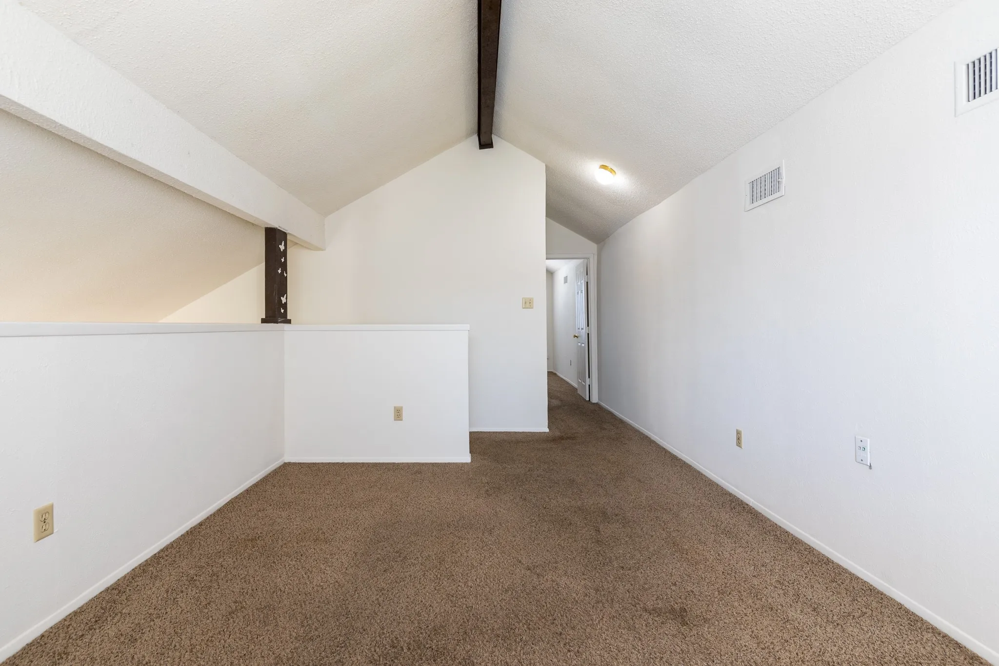 Single Family Residence For Rent in Tarrant County , 209 Pebblebrook Street, Arlington, Texas 76014, 3 Bedroom, 2 Bathroom, 2 Garage spaces, 1,626 Sqft, built in 1975, mls#21375597, Real Estate Agent in Arlington, Homes For Rent in Tarrant county, Homes For Rent in Arlington, Realtor in Arlington Texas, Real Estate Brokerage Independent Realty Texas, Luminita Cordes Realtor