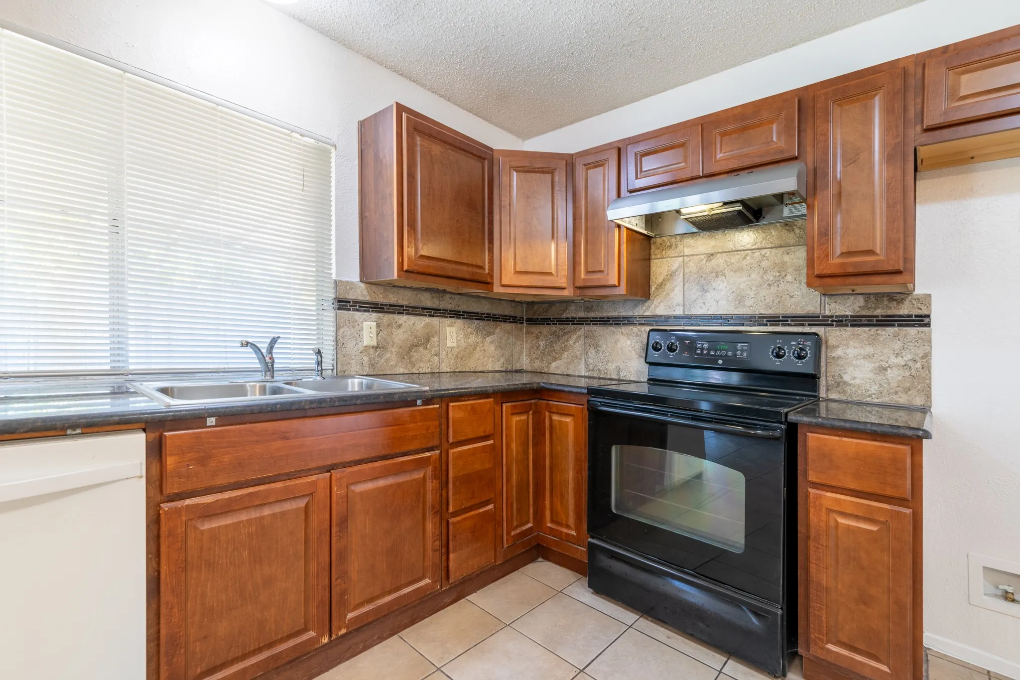 Single Family Residence For Rent in Tarrant County , 209 Pebblebrook Street, Arlington, Texas 76014, 3 Bedroom, 2 Bathroom, 2 Garage spaces, 1,626 Sqft, built in 1975, mls#21375597, Real Estate Agent in Arlington, Homes For Rent in Tarrant county, Homes For Rent in Arlington, Realtor in Arlington Texas, Real Estate Brokerage Independent Realty Texas, Luminita Cordes Realtor