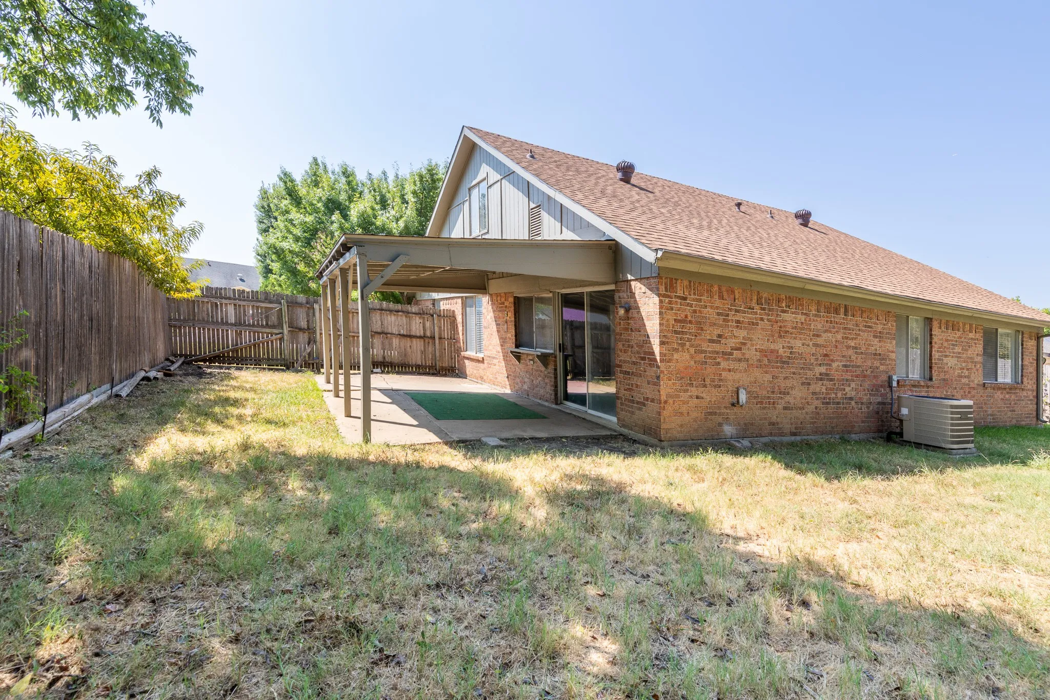 Single Family Residence For Rent in Tarrant County , 209 Pebblebrook Street, Arlington, Texas 76014, 3 Bedroom, 2 Bathroom, 2 Garage spaces, 1,626 Sqft, built in 1975, mls#21375597, Real Estate Agent in Arlington, Homes For Rent in Tarrant county, Homes For Rent in Arlington, Realtor in Arlington Texas, Real Estate Brokerage Independent Realty Texas, Luminita Cordes Realtor