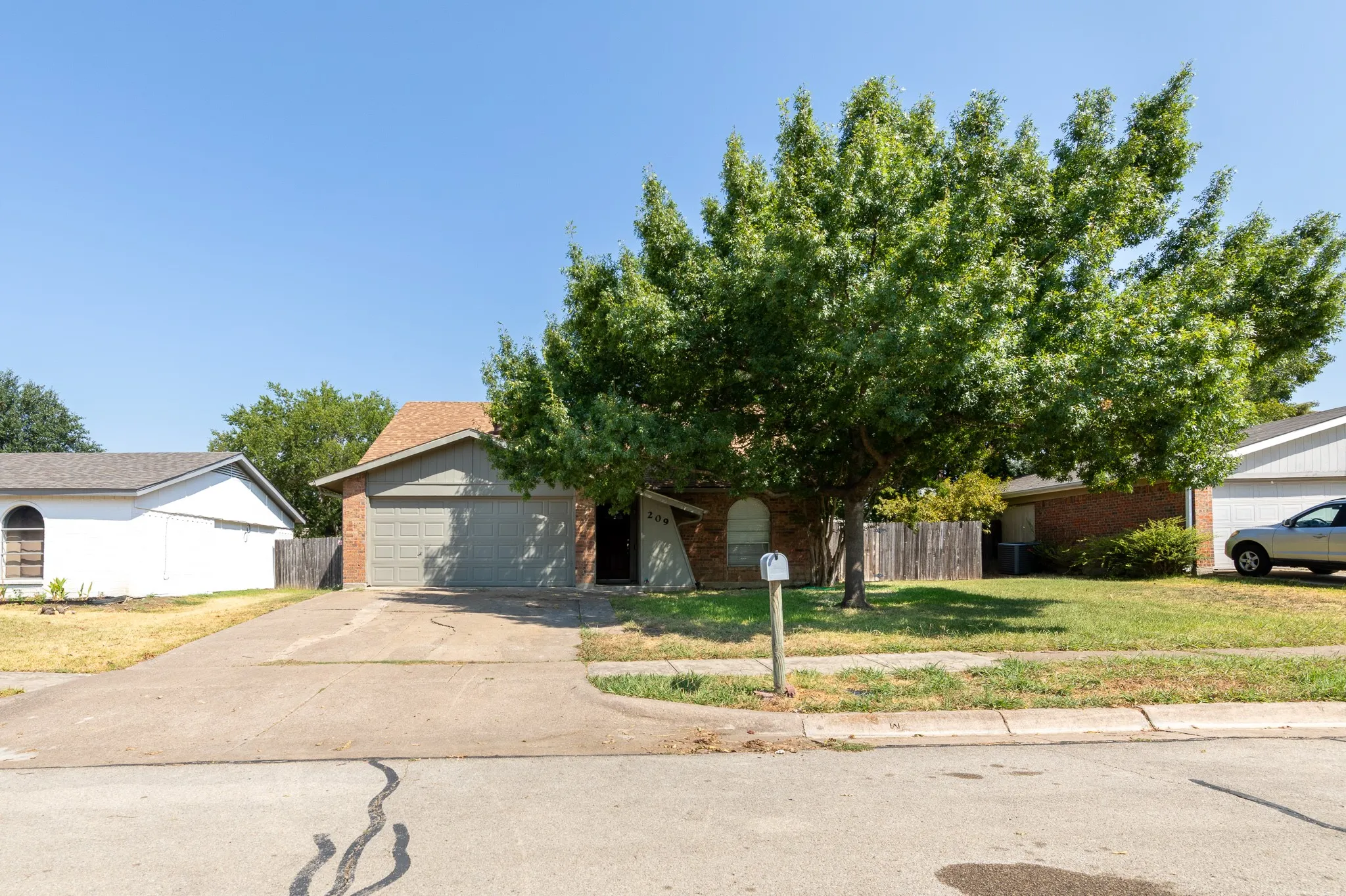 Single Family Residence For Rent in Tarrant County , 209 Pebblebrook Street, Arlington, Texas 76014, 3 Bedroom, 2 Bathroom, 2 Garage spaces, 1,626 Sqft, built in 1975, mls#21375597, Real Estate Agent in Arlington, Homes For Rent in Tarrant county, Homes For Rent in Arlington, Realtor in Arlington Texas, Real Estate Brokerage Independent Realty Texas, Luminita Cordes Realtor