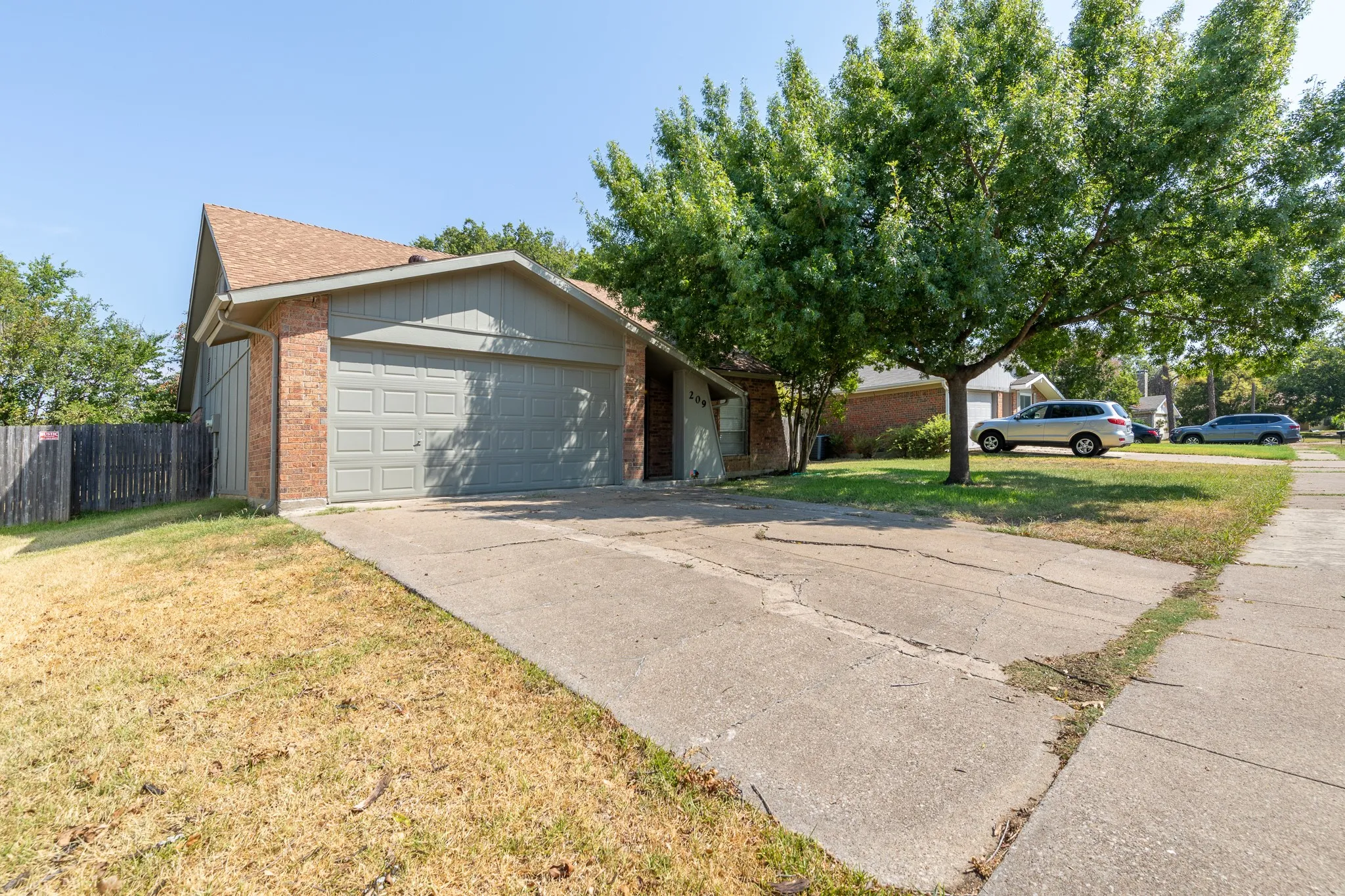 Single Family Residence For Rent in Tarrant County , 209 Pebblebrook Street, Arlington, Texas 76014, 3 Bedroom, 2 Bathroom, 2 Garage spaces, 1,626 Sqft, built in 1975, mls#21375597, Real Estate Agent in Arlington, Homes For Rent in Tarrant county, Homes For Rent in Arlington, Realtor in Arlington Texas, Real Estate Brokerage Independent Realty Texas, Luminita Cordes Realtor