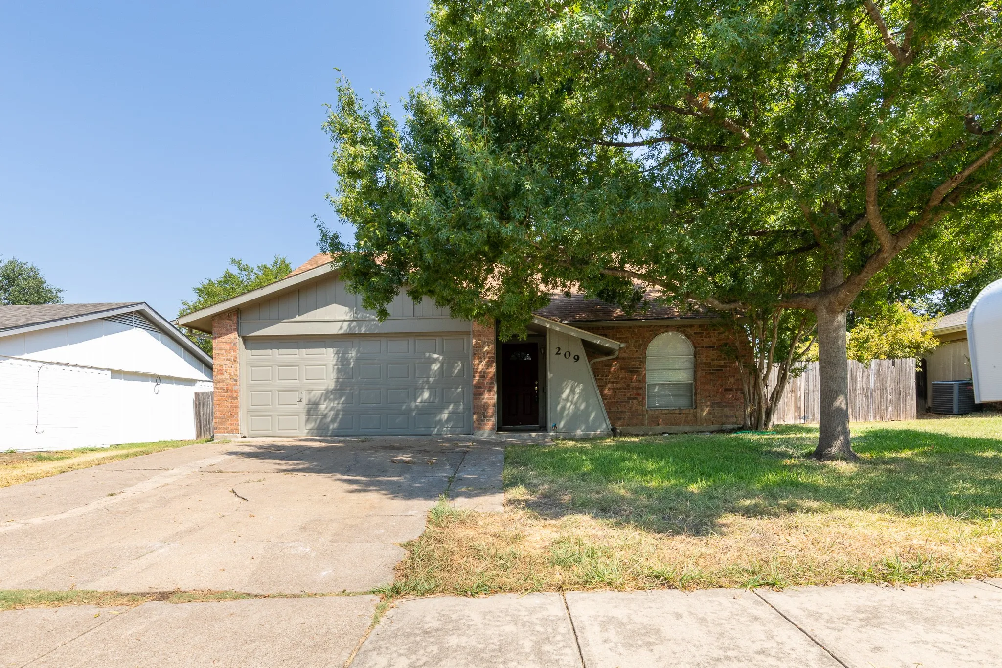 Single Family Residence For Rent in Tarrant County , 209 Pebblebrook Street, Arlington, Texas 76014, 3 Bedroom, 2 Bathroom, 2 Garage spaces, 1,626 Sqft, built in 1975, mls#21375597, Real Estate Agent in Arlington, Homes For Rent in Tarrant county, Homes For Rent in Arlington, Realtor in Arlington Texas, Real Estate Brokerage Independent Realty Texas, Luminita Cordes Realtor