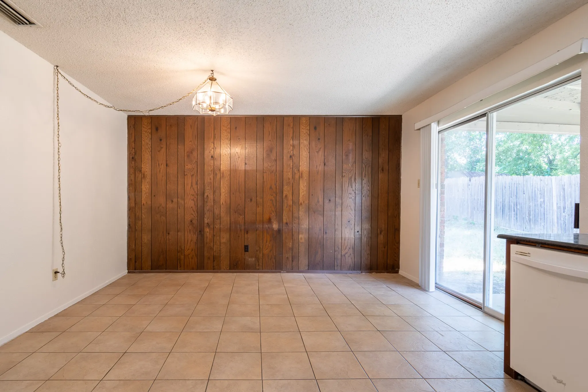 Single Family Residence For Rent in Tarrant County , 209 Pebblebrook Street, Arlington, Texas 76014, 3 Bedroom, 2 Bathroom, 2 Garage spaces, 1,626 Sqft, built in 1975, mls#21375597, Real Estate Agent in Arlington, Homes For Rent in Tarrant county, Homes For Rent in Arlington, Realtor in Arlington Texas, Real Estate Brokerage Independent Realty Texas, Luminita Cordes Realtor